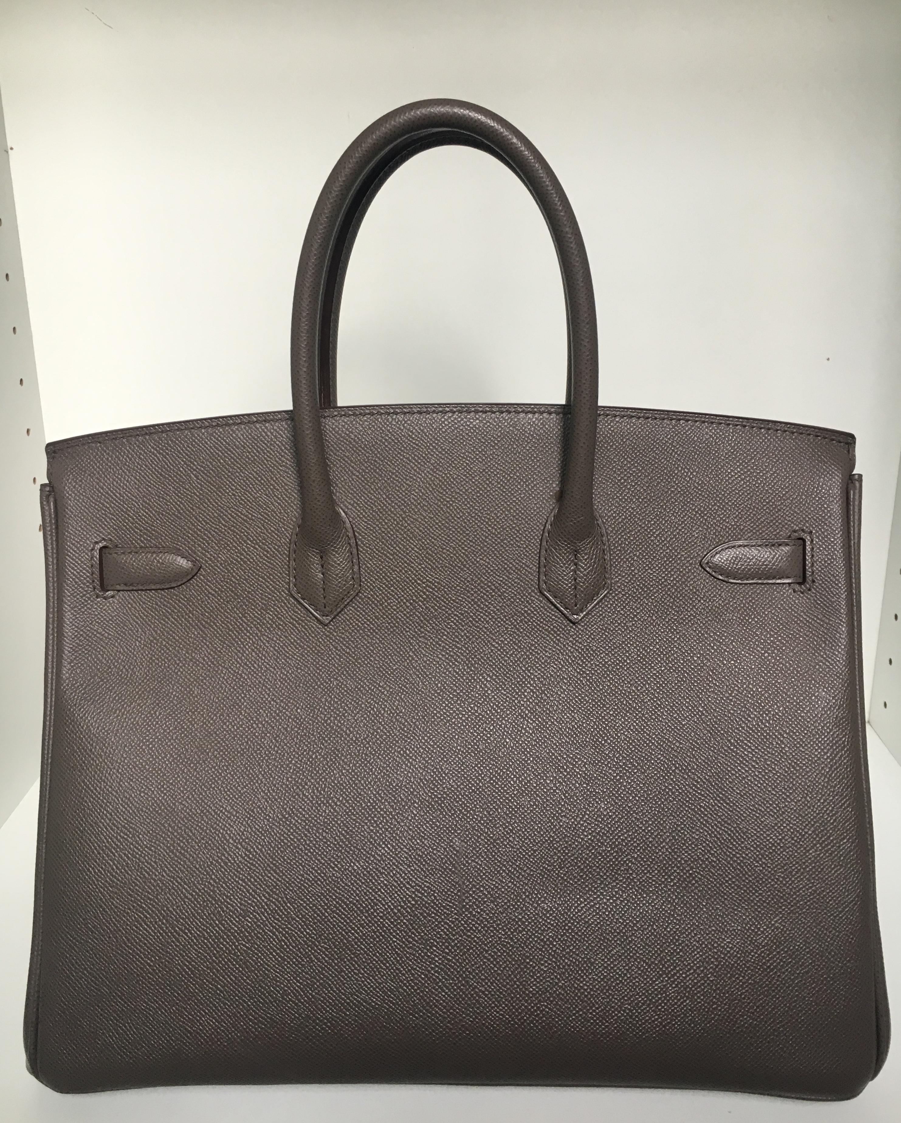 The iconic Hermes Birkin 35 cm handbag in gray epsom leather with cable gland, palladium-plated metal trim, double gray leather handle for hand-carry. Flap closure. Gray leather interior lining, zipped pocket, patch pocket. Sold with zipper, key,