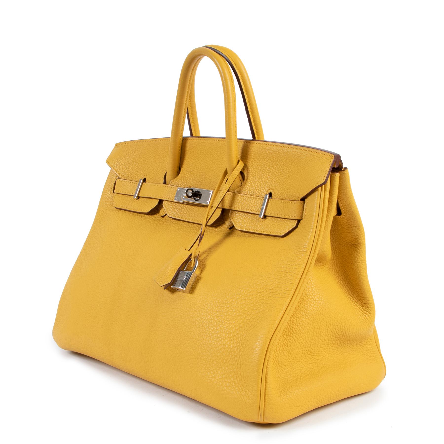 Excellent condition

Hermès Birkin 35cm Jaune Soleil Clemence Taurillon Leather PHW

Get your hands on this extremely rare classic Hermès Birkin 35cm jaune soleil.
This bag is made from Taurillon Clemence leather, which is made from bull and has a