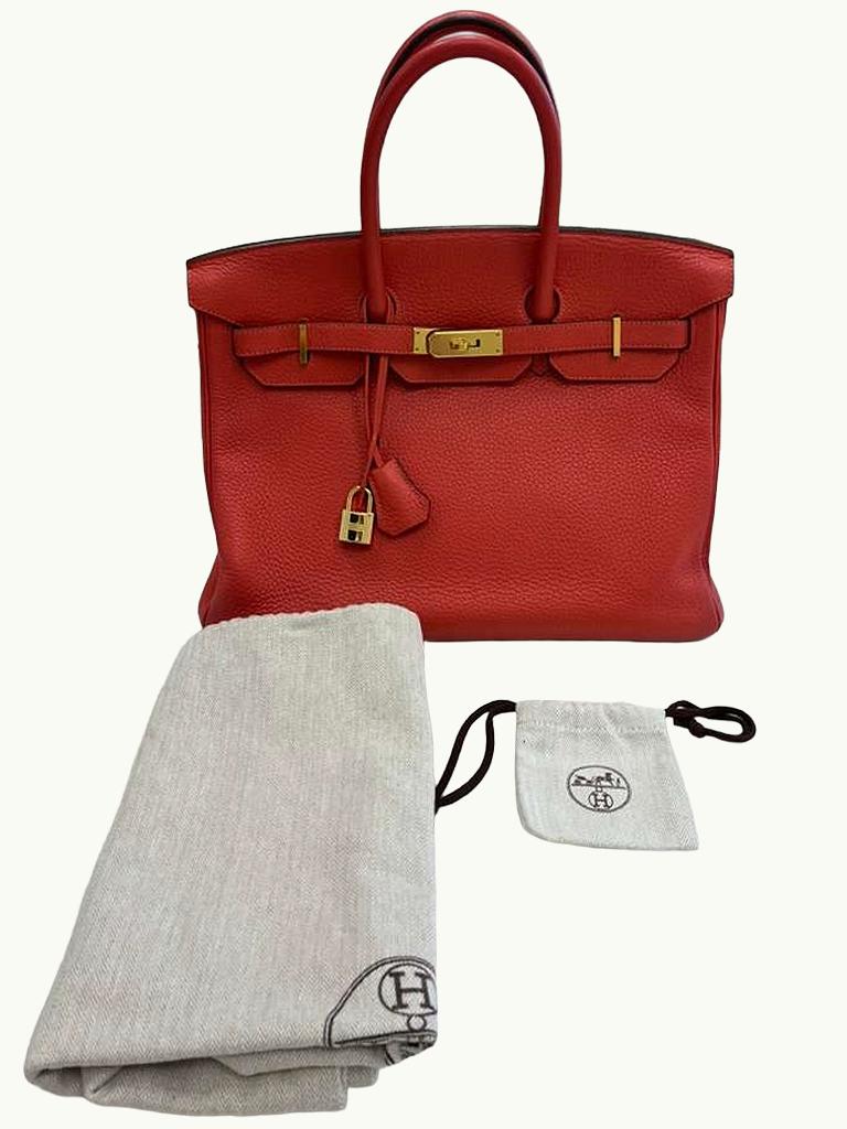 Ce Birkin de 35 cm est fabriqué en cuir Clémence, réputé pour sa souplesse et son grainage visible. La couleur Rouge Pivoine est une magnifique nuance de rouge avec des nuances de rose. Ce Birkin est également doté de la très recherchée