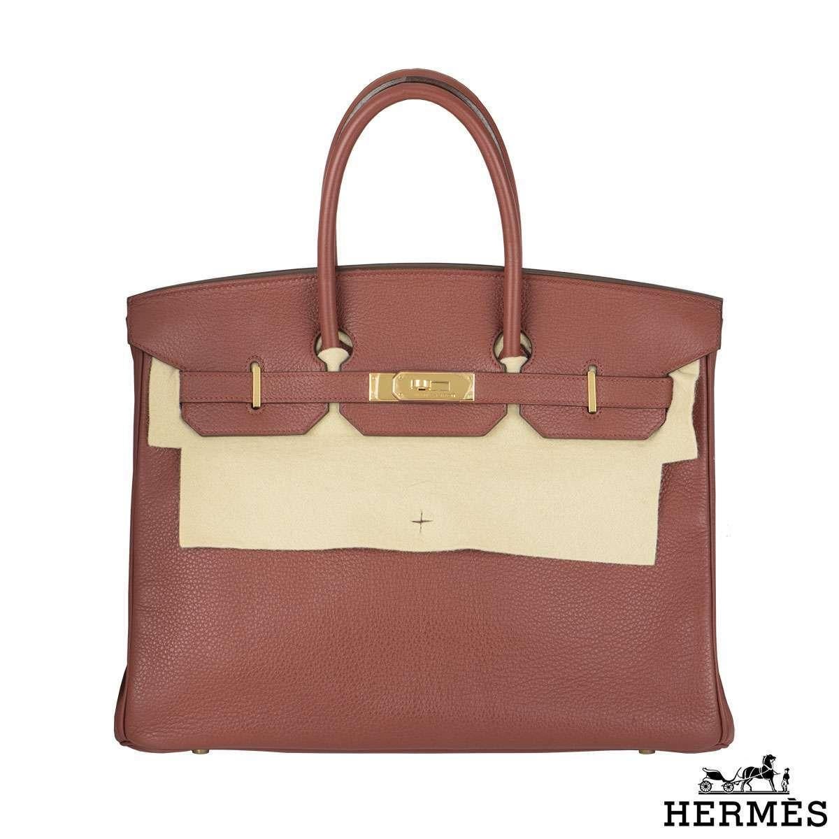 Signature Hermes 35 cm Birkin in Clemence leather in a beautiful brick red colour that contrasts elegantly with the gold hardware. This iconic bag from Hermes features gold plated hardware on its front buckle, feet and zipper. The blind stamp on it