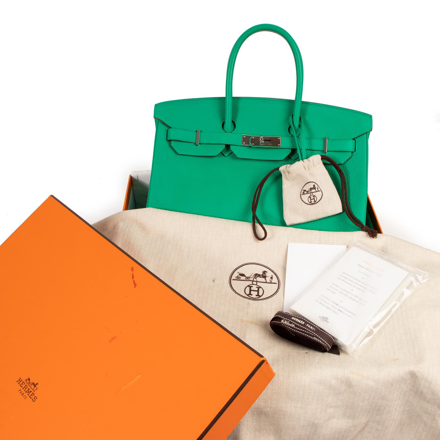 Excellent condition 

Hermès Birkin 35cm taurillon clemence green menthe PHW

 Extremely rare color this fun and vibrant color.
A lovely combination with the clemence leather and the palladium hardware.



Comes with

Original Hermès receipt
Hermès