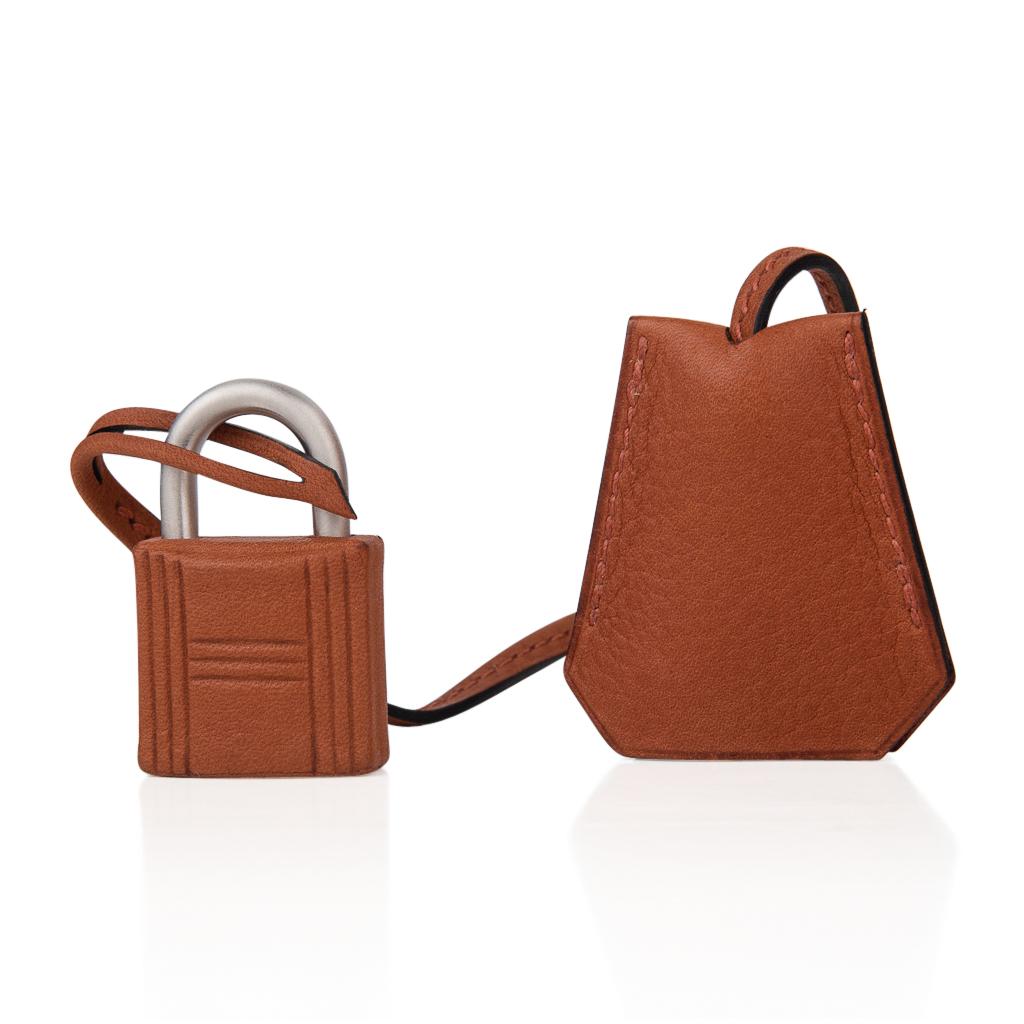 Mightychic offers a guaranteed authentic rare Birkin bag Hermes HAC 40 featured in Cuivre (Copper) Taurillon Saddle leather.
Exquisite leather with gorgeous veins, this buttery leather almost feels like Barenia. 
This leather gains a rich patina
