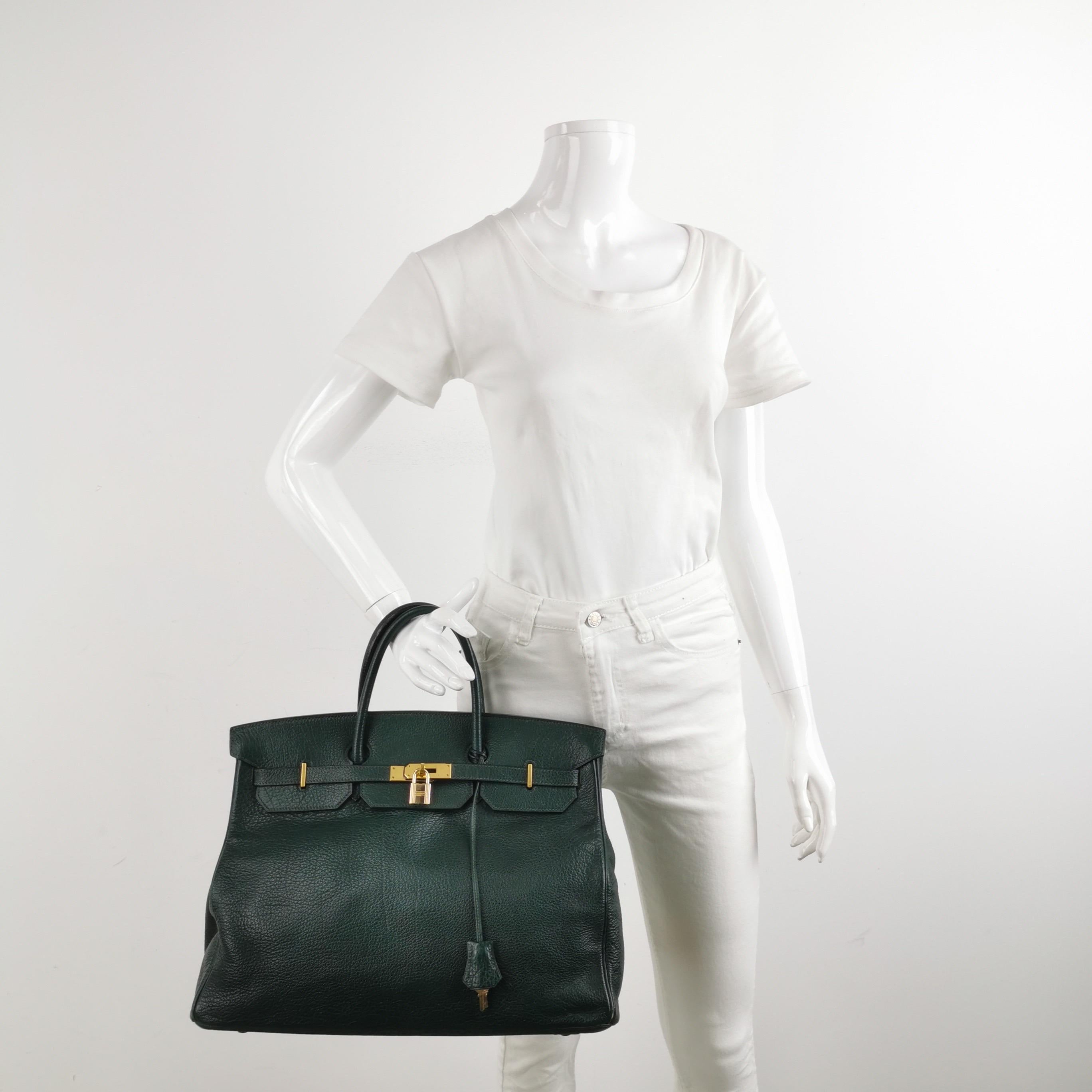 Zustand: sehr guter Zustand.

Allgemeine Gebrauchsspuren. Kratzer auf Leder und Hardware. Leichte Flecken auf der Innenseite. Abrieb an den Ecken, Griffe, Wachs an den Rändern. Lederfalten. 

DETAILS

Marke: Hermes
Birkin 40
Außenfarbe: 2Q Vert