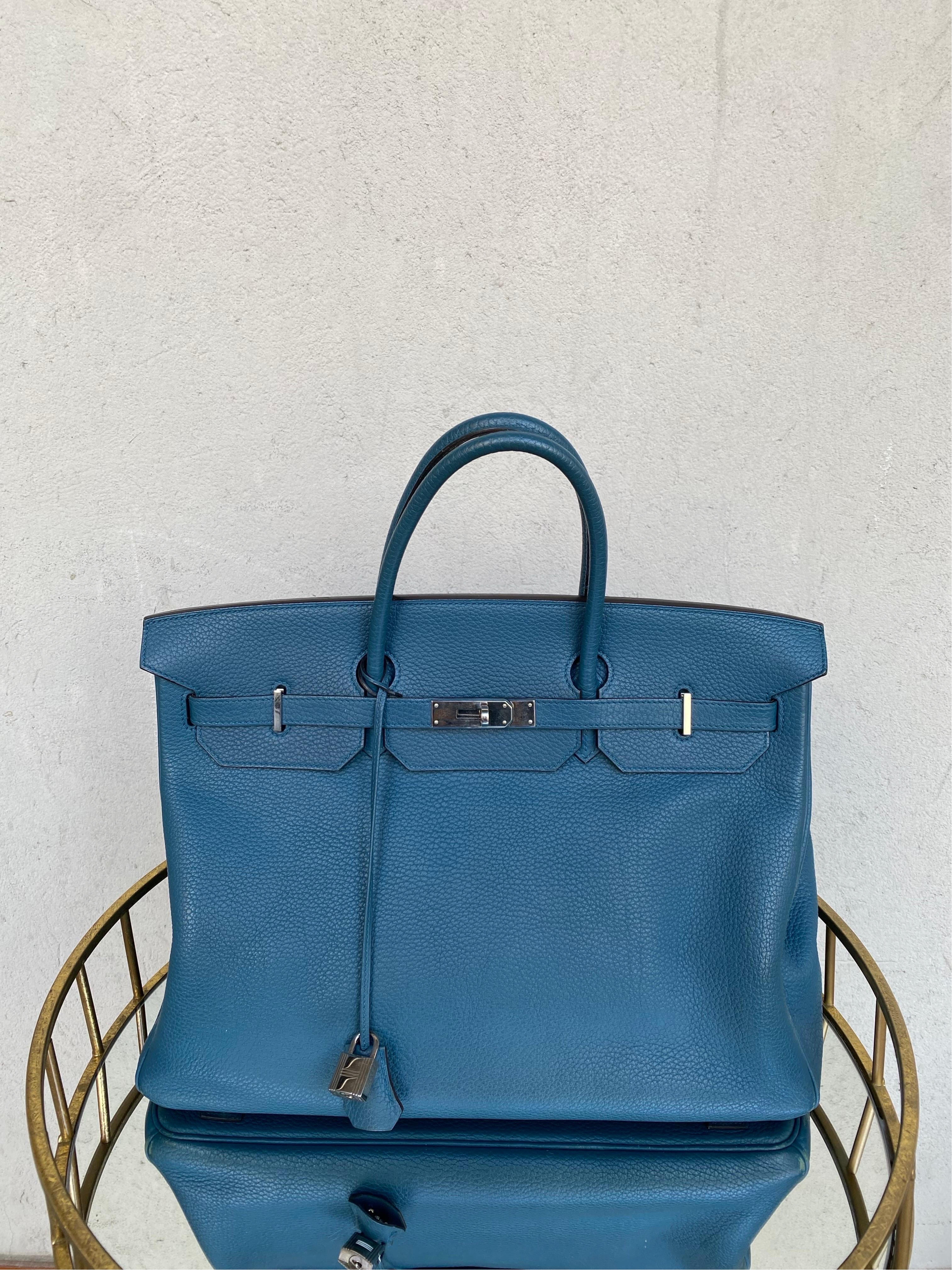 Hermes Birkin bag. Year 2005/2006.
In cobalt Togo leather and silver hardware.
The hardware has some marks as shown in the photo.
Code J*122.E
28cm high
40cm wide
20cm deep
Inside it has 2 pockets, one of which closes with a zip.
Excellent general