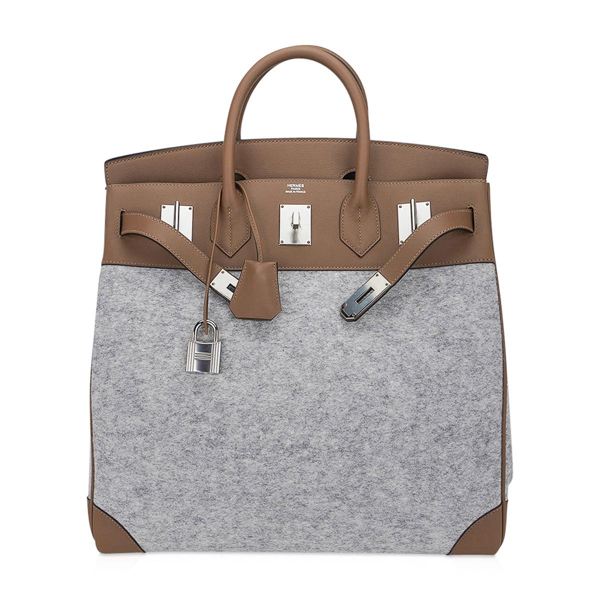 Mightychic offers a rare limited edition Hermes HAC 40 bag featured in Gris Clair Todoo Feutre (Wool) and Etoupe Evercolor leather.
A chic and masculine combination for this rare Hermes classic bag.
Beautiful Light gray this tote bag is neutral