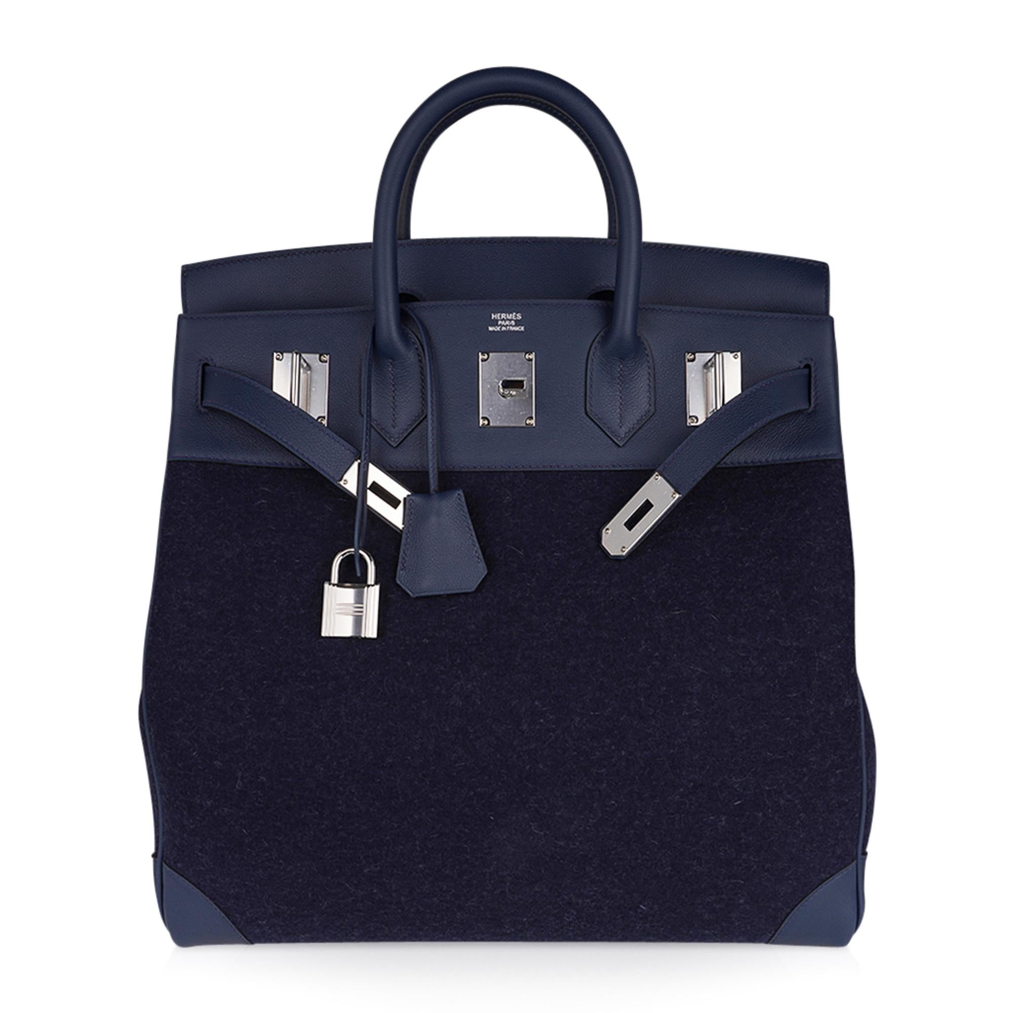 Mightychic offers a rare limited edition Hermes HAC 40 bag featured in Blue Nuit Todoo Feutre (Wool) and Blue de Malte Evercolor leather.
A chic and masculine combination for this rare Hermes classic bag.
Beautiful saturated Blue this tote bag is