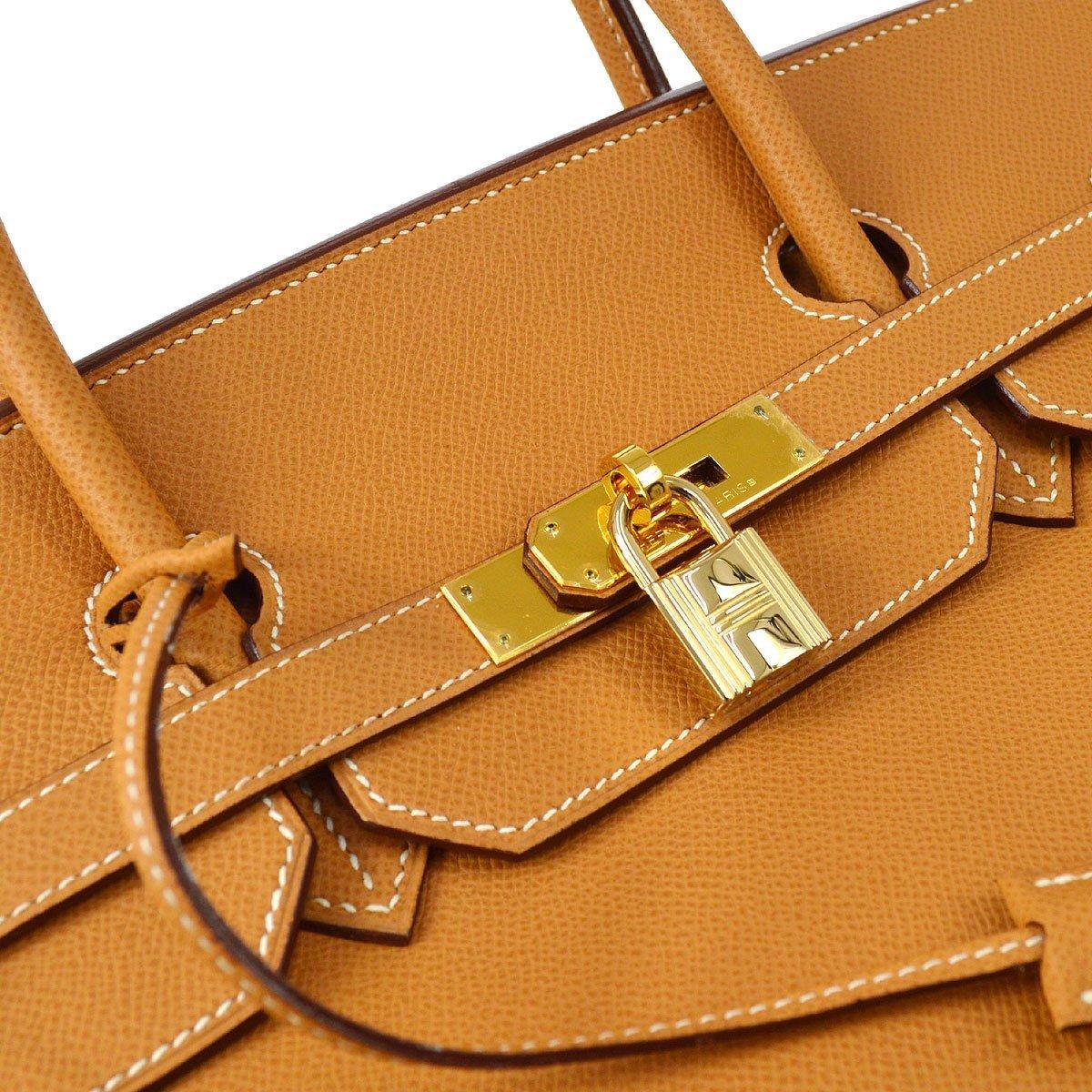 Pre-Owned Vintage Condition
From 2003 Collection
Epsom Leather
Gold Tone Hardware
Leather Lining
Measures 15.75