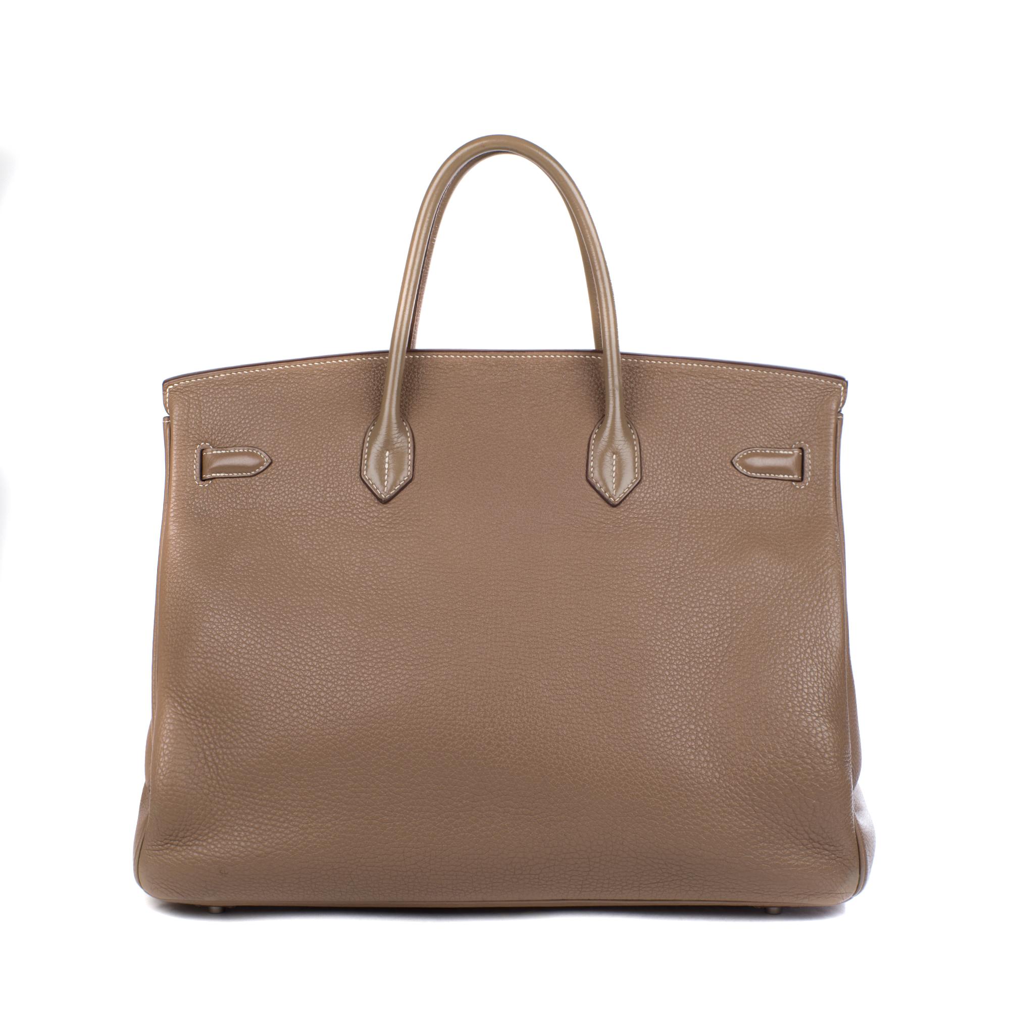 Birkin bag 40 Veau Togo Etoupe, palladium silver attributes, iconic clasp, two handles for a hand carried, a patch pocket and a zipped pocket inside. Sold with dustbag, padlock and key. Year 2010. Letter N.