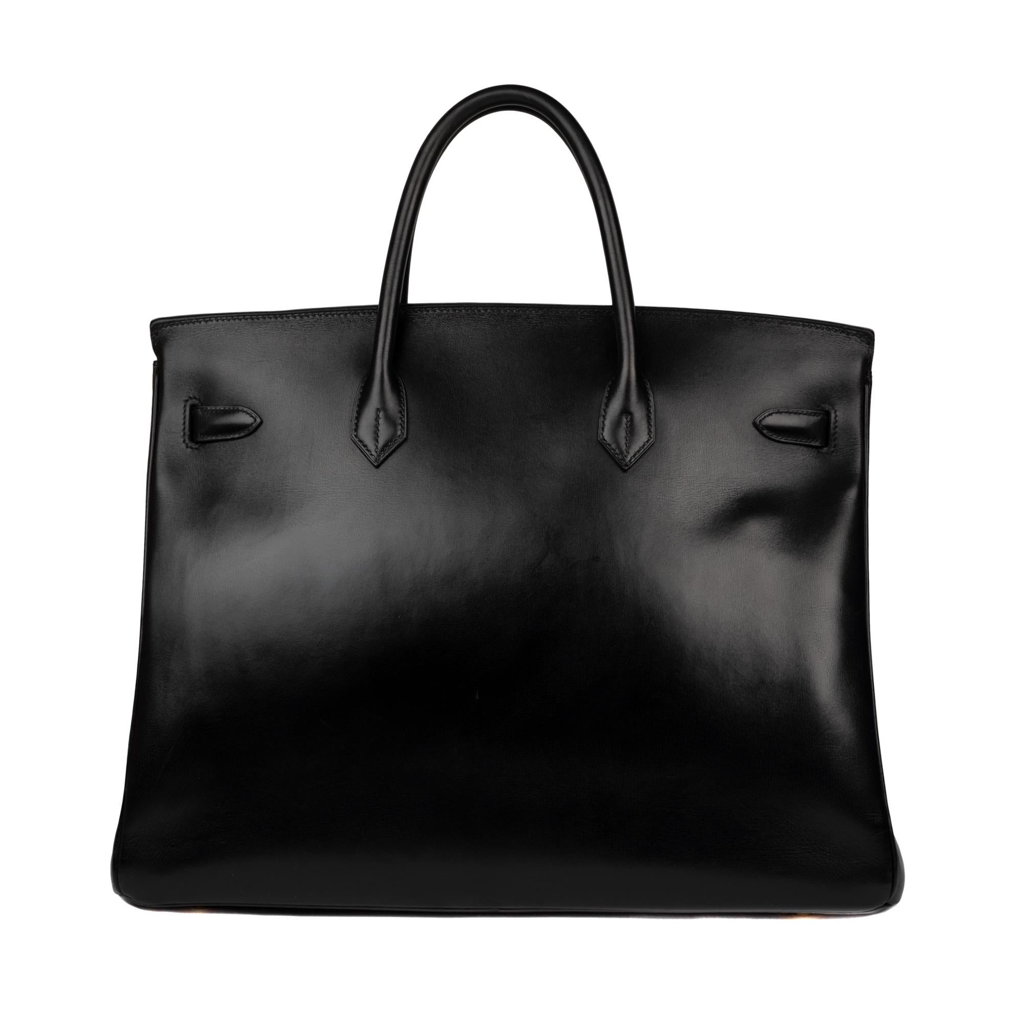 Exceptional Hermes Birkin bag 40 cm black box leather, gold plated metal trim, lined black leather handle allowing a hand carried. Flap closure. Black leather lining, une poche zippée, a patch pocket. Dimensions: 40 * 31 *20
 Signature: 