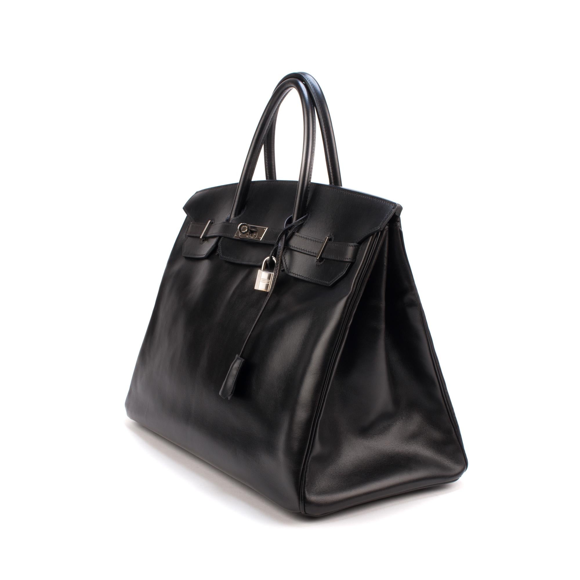 Exceptional Hermes Birkin bag 40 cm in black box leather, palladium metal hard ware, double black leather handle allowing a hand carried.

Flap closure.
Black leather lining, zipped pocket, patch pocket.
Sold with zipper, key, padlock,