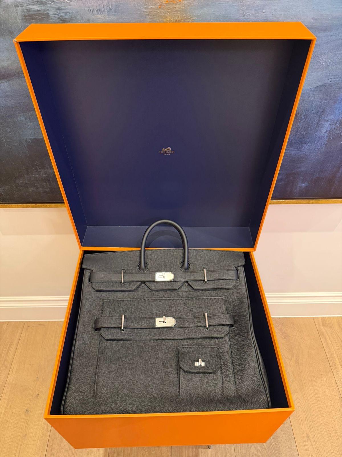 
UNE ÉDITION LIMITÉE DE CABAN TOGO MULTIPOCKETS HAC BIRKIN 50 EN CUIR AVEC QUINCAILLERIE EN PALLADIUM

Sac neuf acheté en 2025


50 l x 40 h x 25 p cm

Comprend la serrure, les clés, la clochette, le sac à poussière de la clochette, le sac à