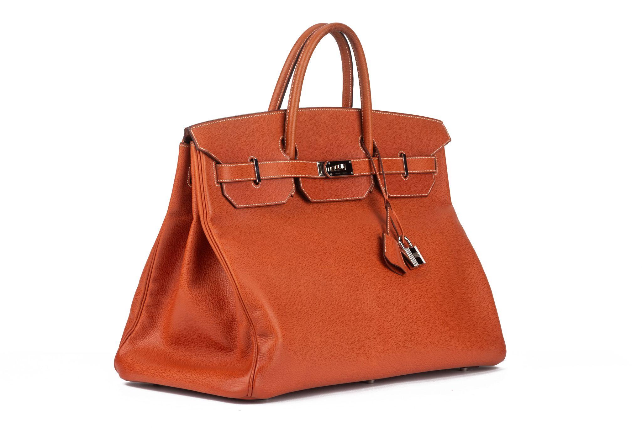 Hermès Birkin 50 etrusque leather with palladium hardware with contrast stitching. Front flap, two straps with center toggle closure, tirette, clochette with lock and two keys, and double rolled handles (drop 4.5