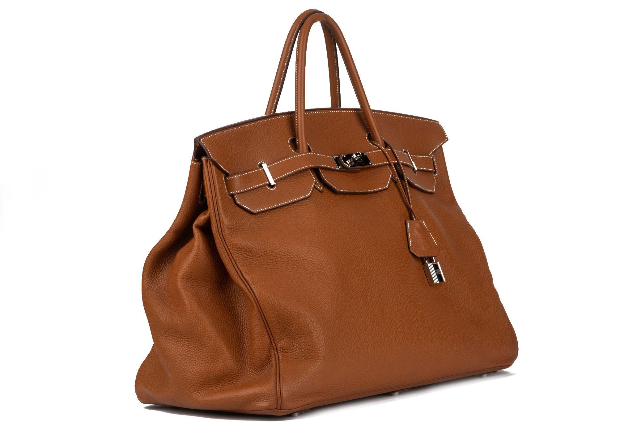 Hermès Birkin 50 in pelle togo oro con finiture in palladio e cuciture a contrasto. Patta frontale, due cinghie con chiusura centrale ad alamari, tiretto, clochette con lucchetto e due chiavi e doppi manici arrotolati (altezza 4,5