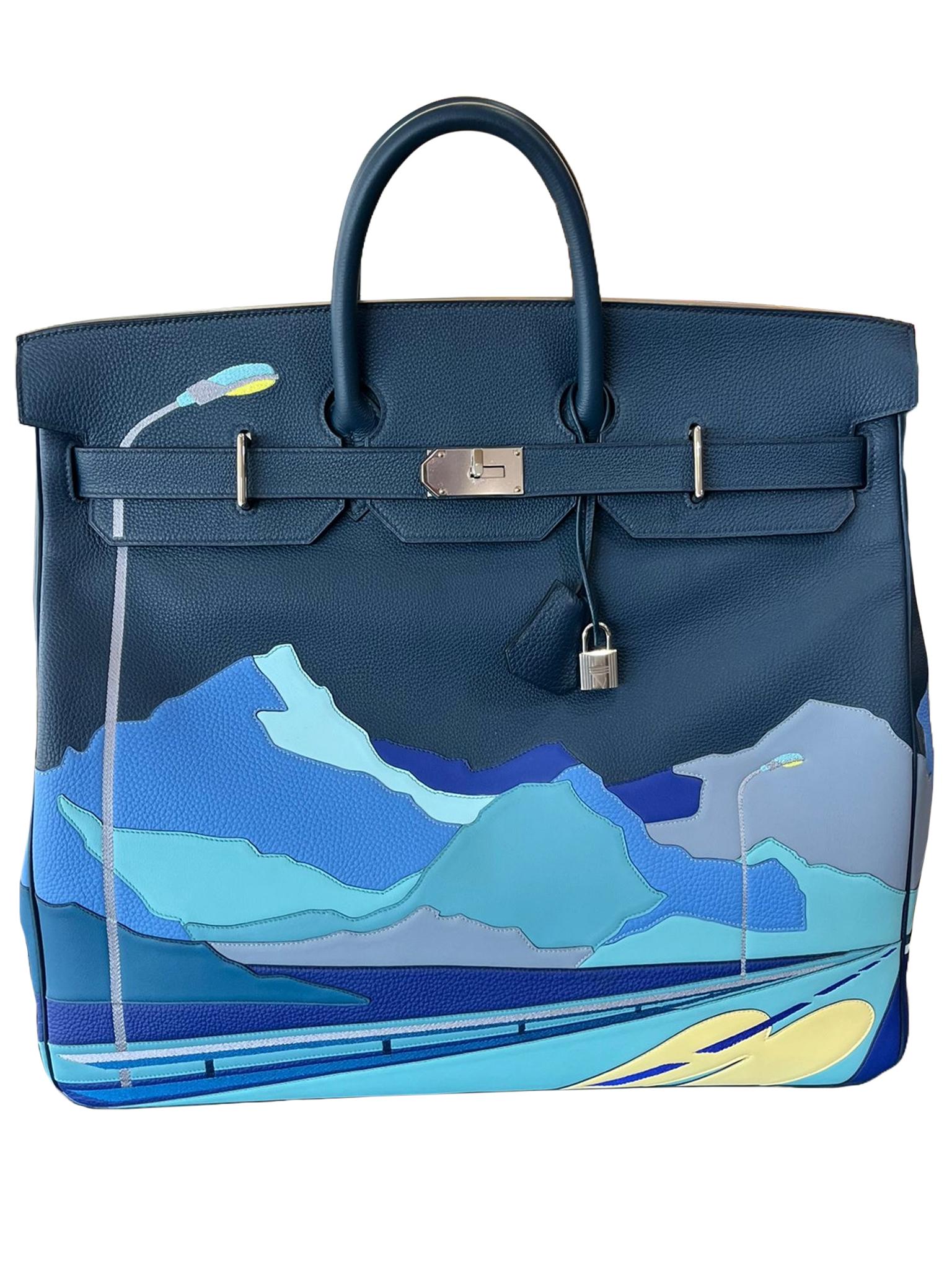 La Birkin 50 Haute à Courroies di Hermès Blue de Prusse in edizione limitata è una straordinaria fusione di arte e artigianato. Questo pezzo esclusivo della Collection 2019 fa parte della collezione 