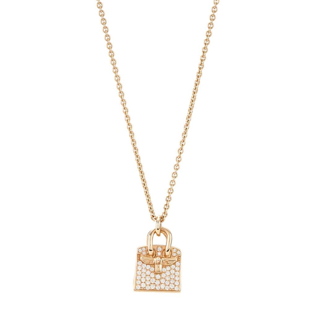 Collier à pendentif de la collection Amulette d'Hermès Birkin, qui a déjà appartenu à la marque. Le collier mesure entre 14,5 et 15,5 pouces, est en or rose 18 carats et pèse 6,80 DWT (environ 10,58 grammes). Elle comporte également 47 diamants