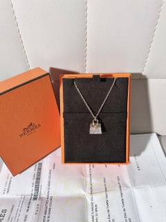 Hermès Birkin Amulette Halskette mit Vollpavé-Diamanten, 18 Karat Roségold.