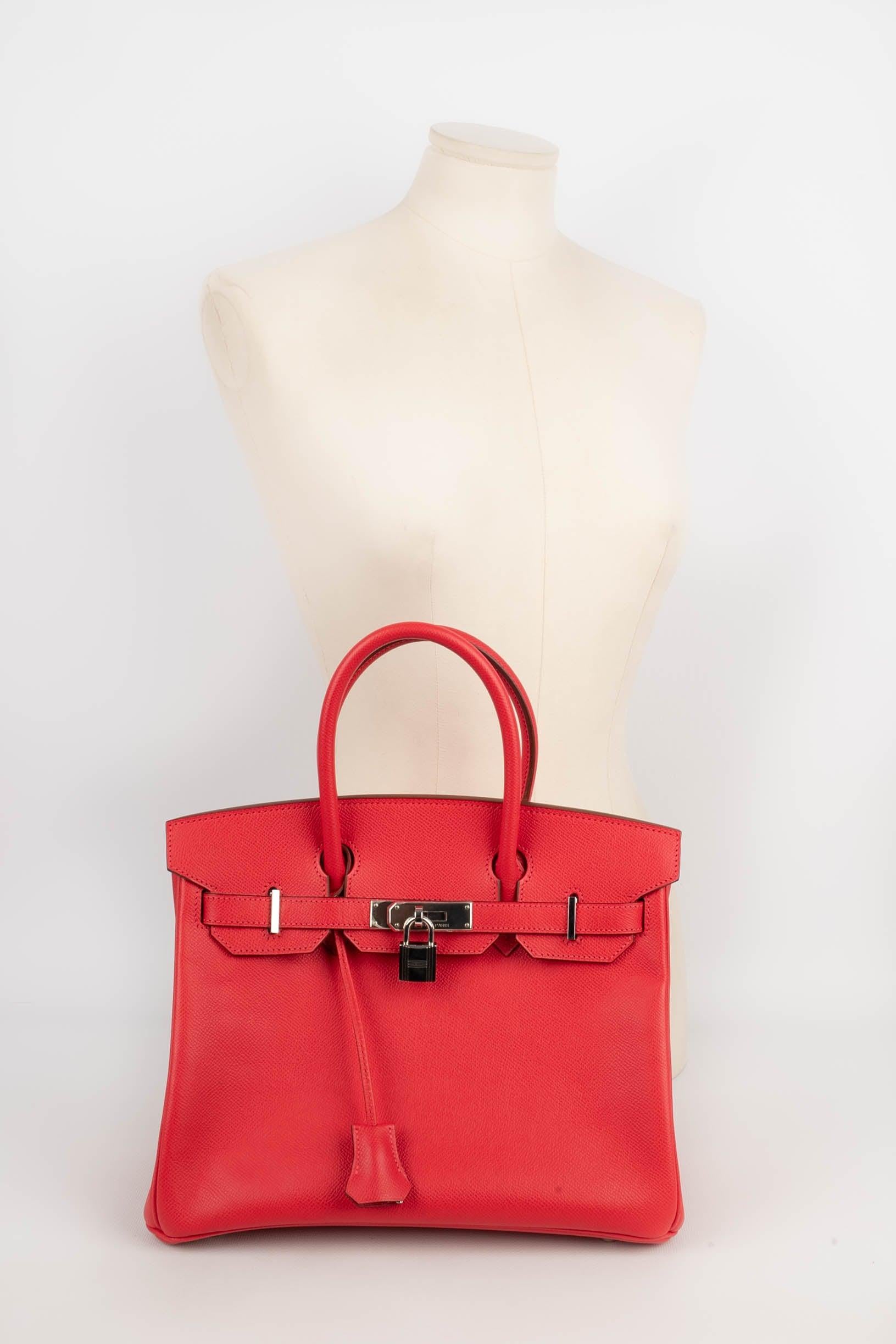 Hermes - (Made in France) 30 cm lange Birkin-Tasche aus kirschfarbenem Kalbsleder und mit silbernen Metallelementen. Stück mit einer Seriennummer. Collection'S 2009.

Zusätzliche Informationen:
Zustand: Sehr guter Zustand
Abmessungen: Länge: 30 cm -