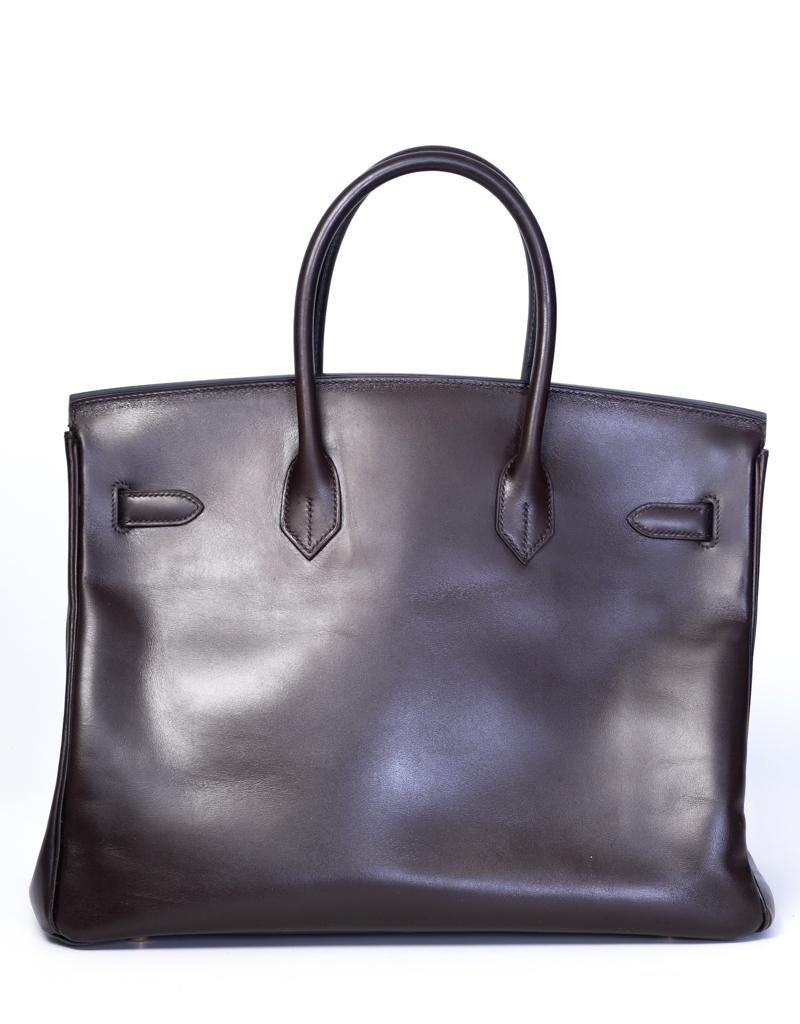 COLOR: Café-Chocolat
MATERIAL: Box calf Leather
ITEM CODE: I Square 2005
MEASURES H 9.5” x L 13” x D 7”
COMES WITH: Dust bag & original box
CONDITION: Very good - some minor marks on bag. Creases. Small indentation to leather at interior bottom.