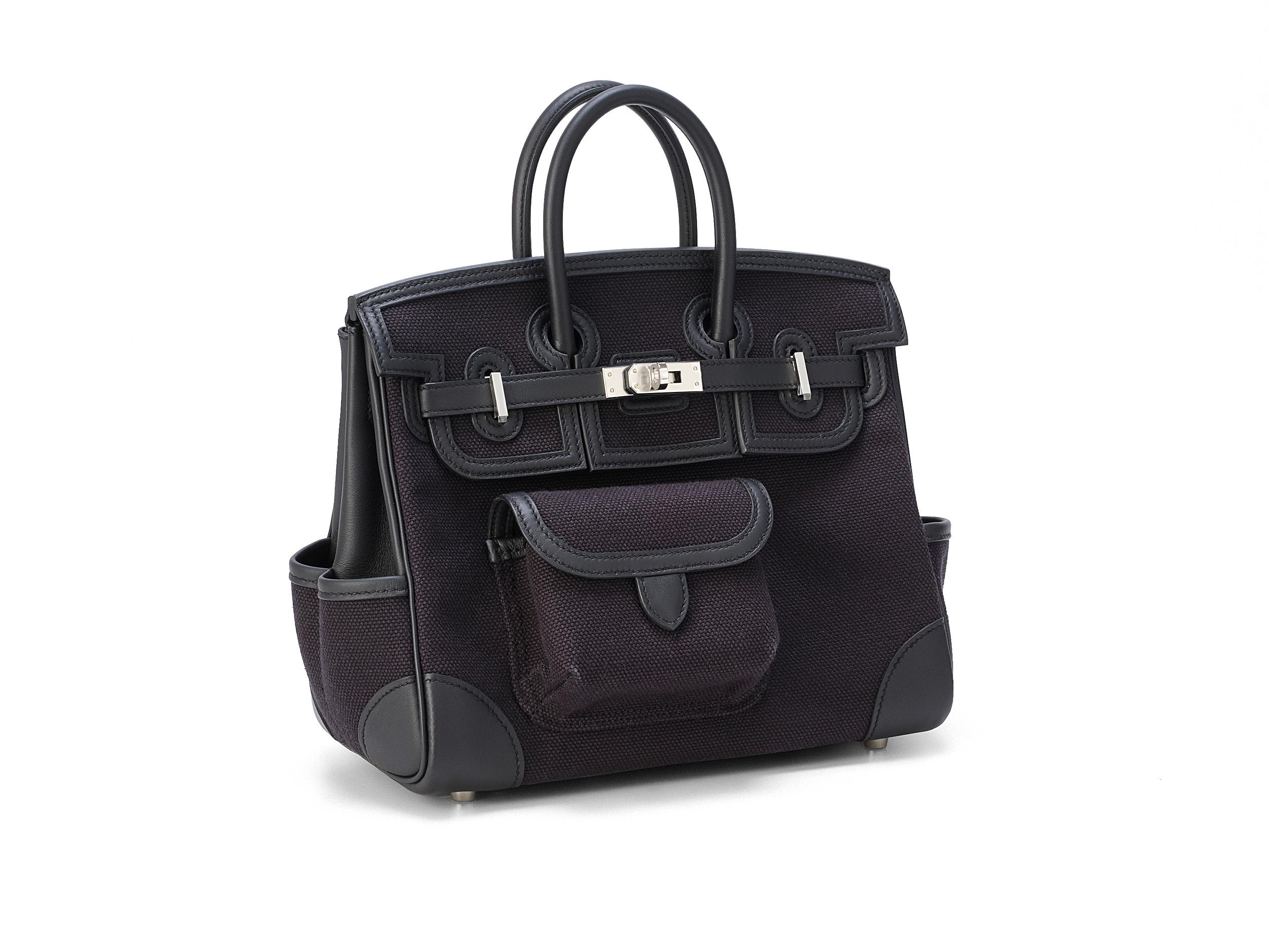 Hermès Birkin Cargo 25 aus schwarzem Segeltuch und Swift-Leder mit Palladium-Beschlägen. Die Tasche ist ungetragen und kommt als komplettes Set mit dem Originalbeleg.

Stempel U (2022) 

