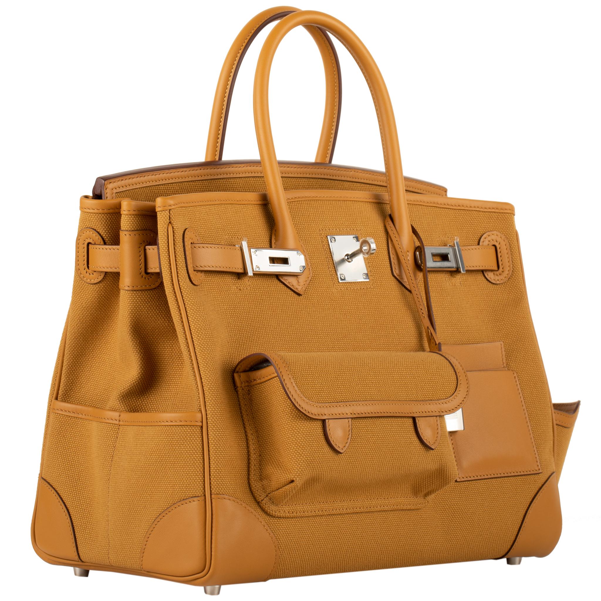 Die Hermès Birkin 35cm Cargo in Sesam ist eine wahre Verkörperung von Luxus und Funktionalität. Das einzigartige Cargo