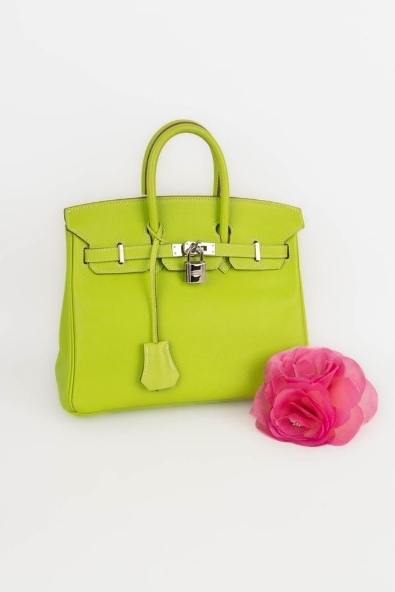 Hermès -(Made in France) 25 cm green calfskin Birkin bag with silvery metal elements. Piece with a serial number. 2011 Collection.

Additional information: 
Condition: Very good condition
Dimensions: Length: 25 cm - Height: 20 cm - Depth: 12 cm -