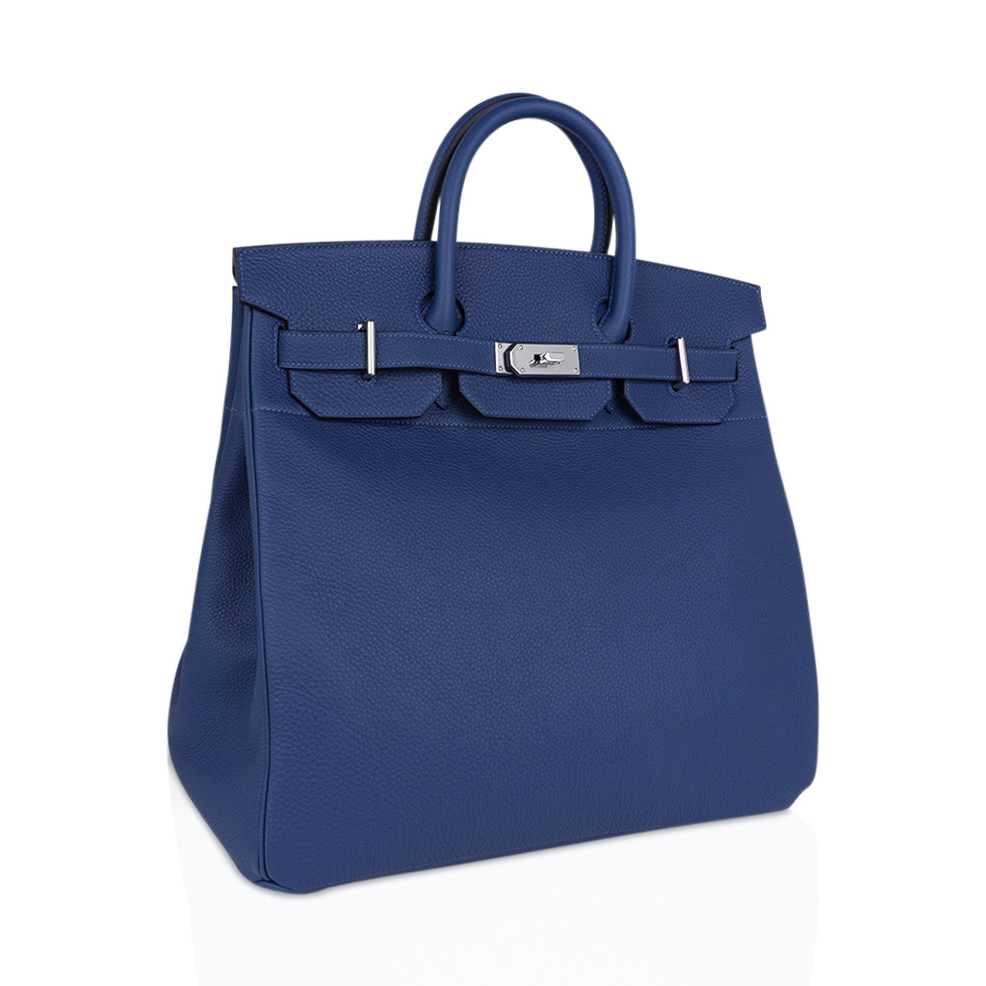 Mightychic offers an Hermes HAC 40 (Haut a Courroies) bag featured in Deep Blue.
Rare to find this beautiful tote bag is neutral perfection for everyday to travel wear.
This Hermes Hac bag is accentuated with crisp palladium hardware.
Beautiful Togo