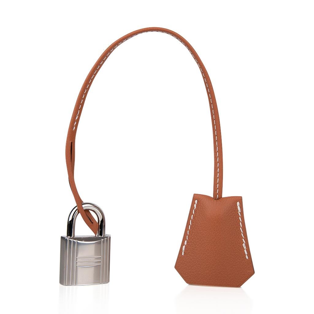 Mightychic offers an Hermes HAC 40 (Haut a Courroies) bag featured in Gold Evercolor leather with Ficelle Toile.
Rare to find this beautiful tote bag is neutral perfection for everyday to travel wear.
This Hermes Hac bag is accentuated with crisp