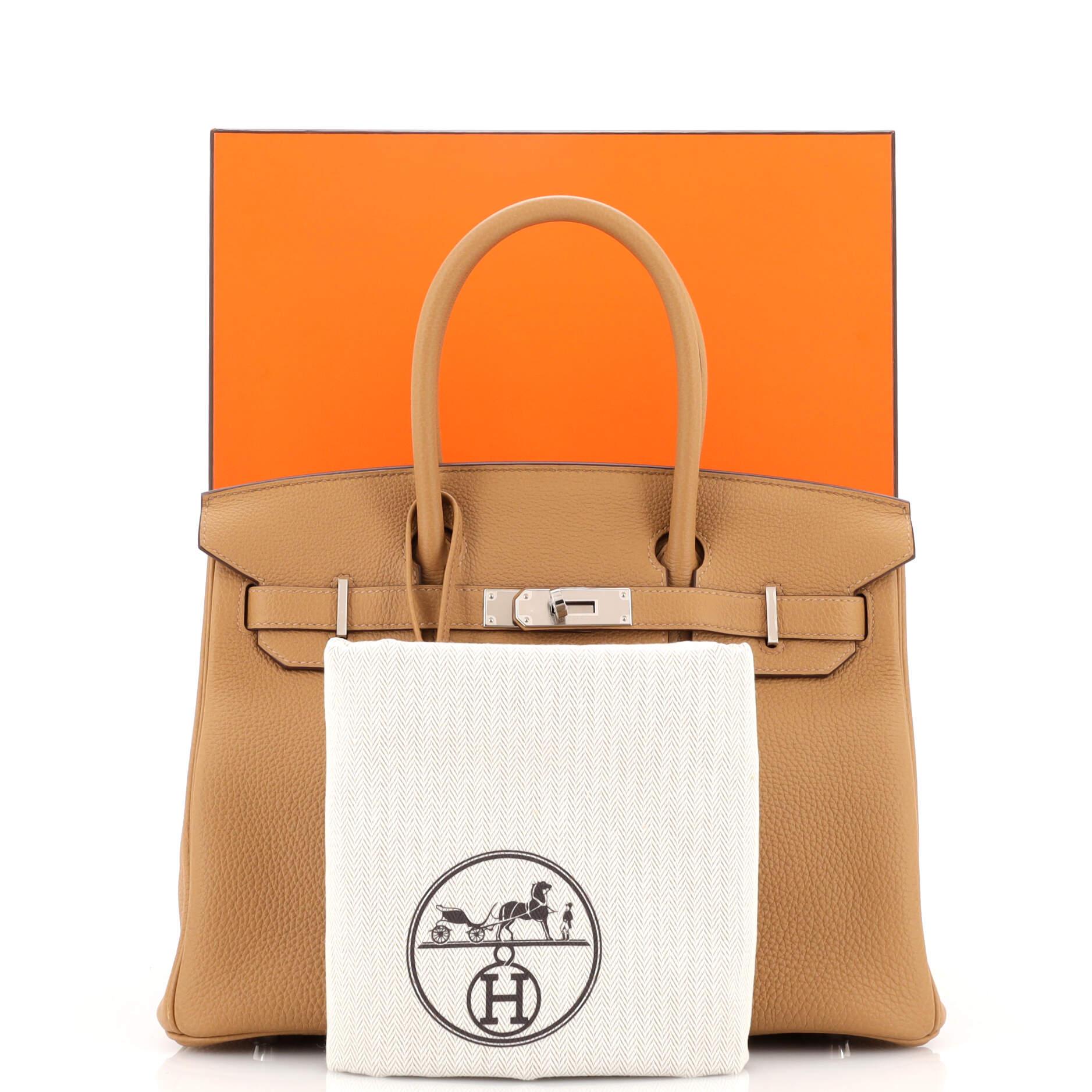 Condit : Excellent. Plis à l'extérieur, légères éraflures à l'intérieur, éraflures sur les ferrures.
Accessoires : Clochette, boîte, serrure, clés, sac à poussière
Mesures : Hauteur 9
