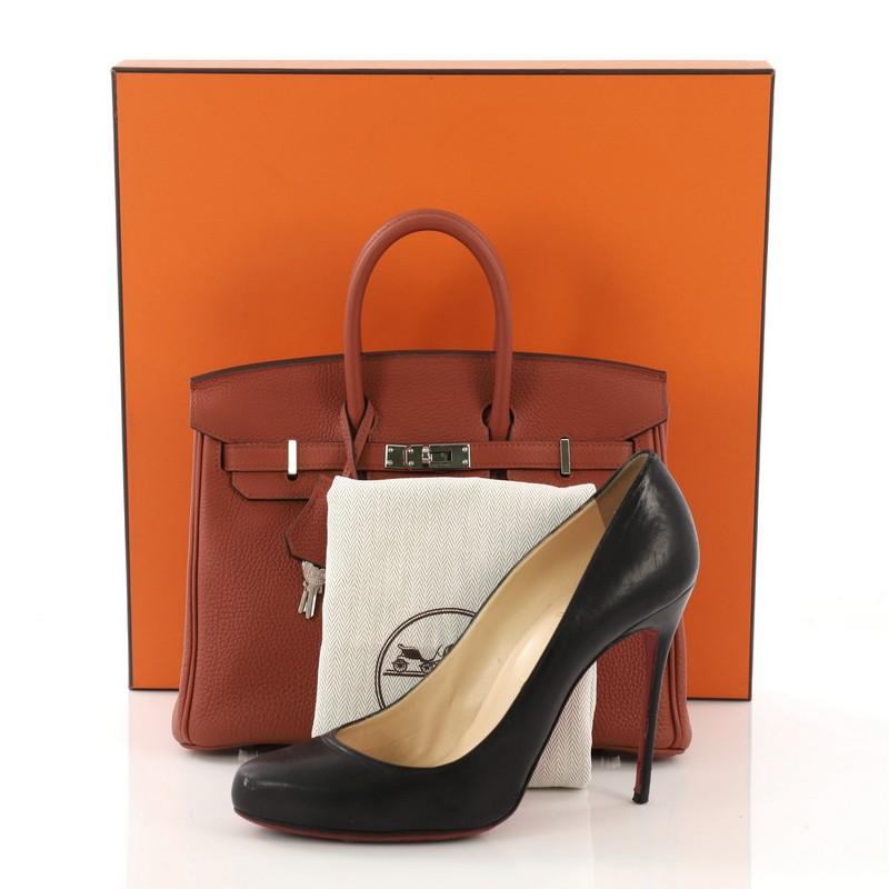This Hermes Birkin Handbag Cuivre Togo with Palladium Hardware 25, crafted in Cuivre brown Togo leather, features dual rolled top handles, frontal flap, and palladium hardware. Its turn-lock closure opens to a Cuivre brown Chevre leather interior
