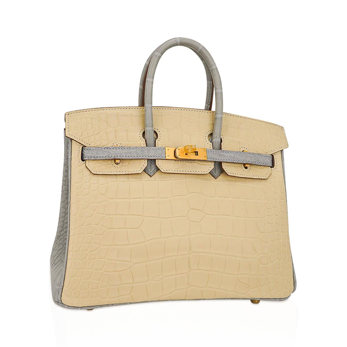Mightychic offers an Hermes Birkin 25 bag featured in Vanille and Gris Pearl.
This elegant bag is enhanced by the matte Alligator.
Sophisticated colour combination with Brushed Gold hardware.
Comes with lock, keys, clochette, sleeper and signature