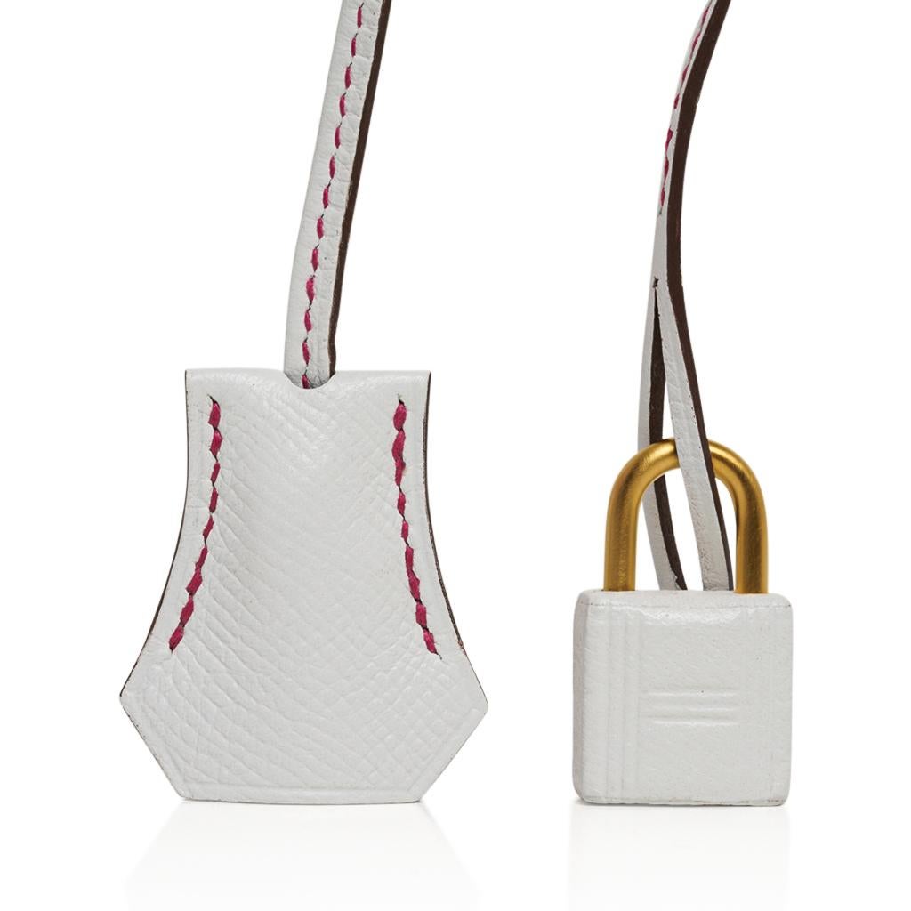 Garantiert authentische Hermes Birkin HSS 35 Tasche verfügt über eine seltene tri Farbe. 
Diese Sonderbestellung Birkin Tasche ist eine schöne Kombination von Weiß:: Rose Confetti und Rose Tyrien in Epsom Leder. 
Akzentuiert durch gebürstete