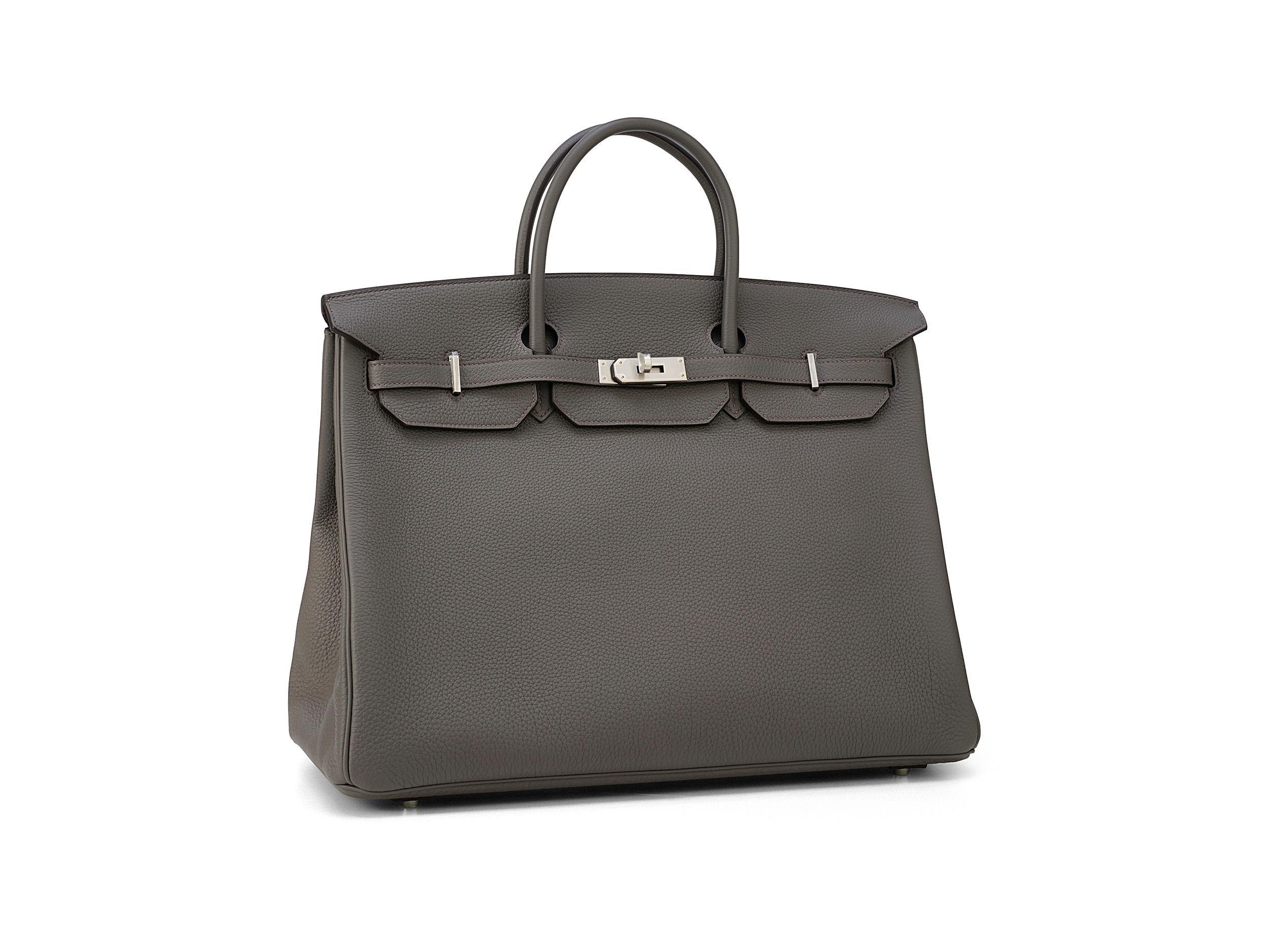 Hermès Birkin HSS 40 in gris etain/anemone and togo leather with palladium hardware. The bag is unworn but has small spots on the inside as pictured and comes as full set.

Bags with a horse shoe stamp (HSS) are customized for special