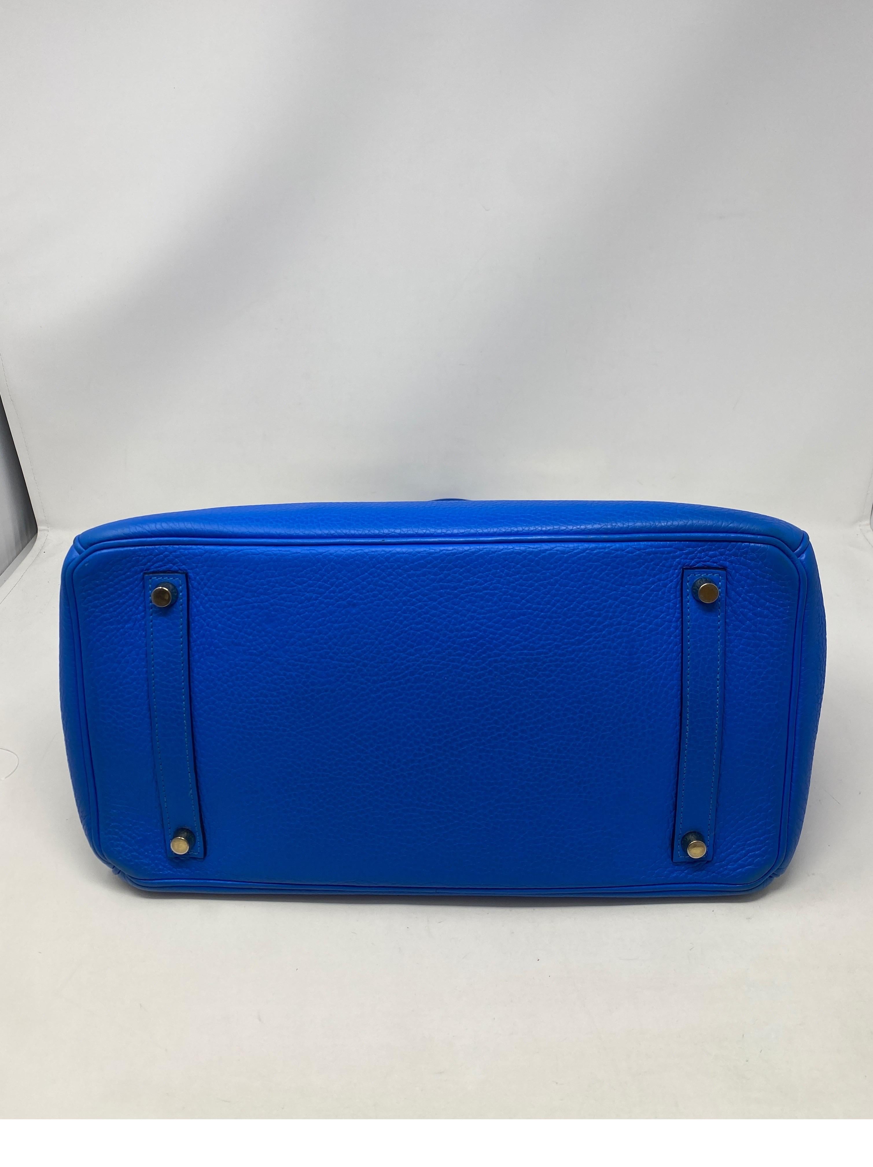 Hermes Birkin 35 Hydra Bleu. Goldfarbene Hardware. Erstklassiger Zustand. Schöne blaue vibrierende Farbe. Inklusive Clochette:: Schloss:: Schlüssel und Schutzhülle. Garantiert echt.