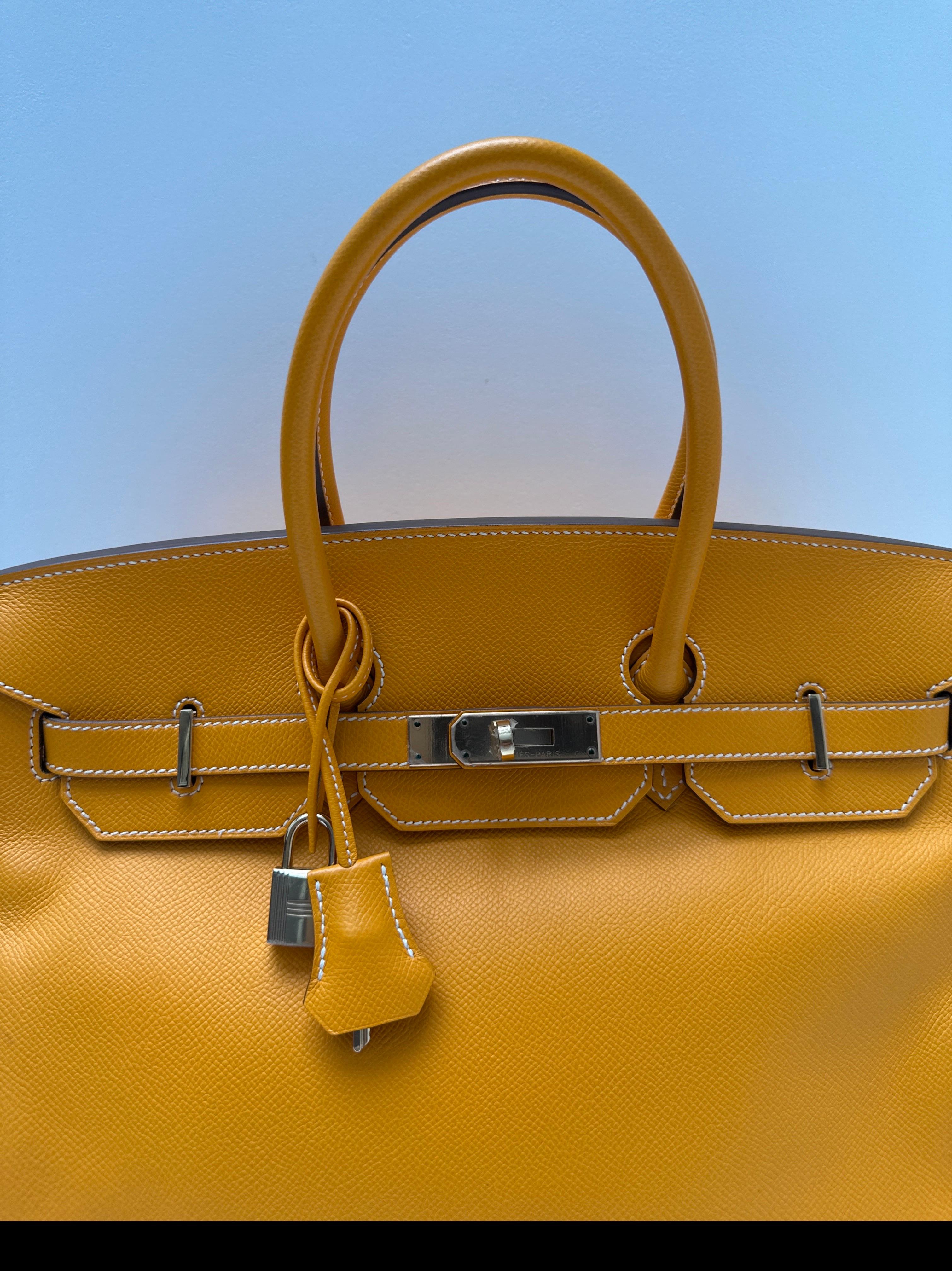 Borsa Birkin 35 di Hermes Jaune Yellow. Pelle di Epsom. Buone condizioni. Ferramenta dorata. Interni puliti. Collezione di caramelle. Gli interni sono in pelle di colore marrone arancione. Include clochette, lucchetto, chiavi, sacchetto antipolvere