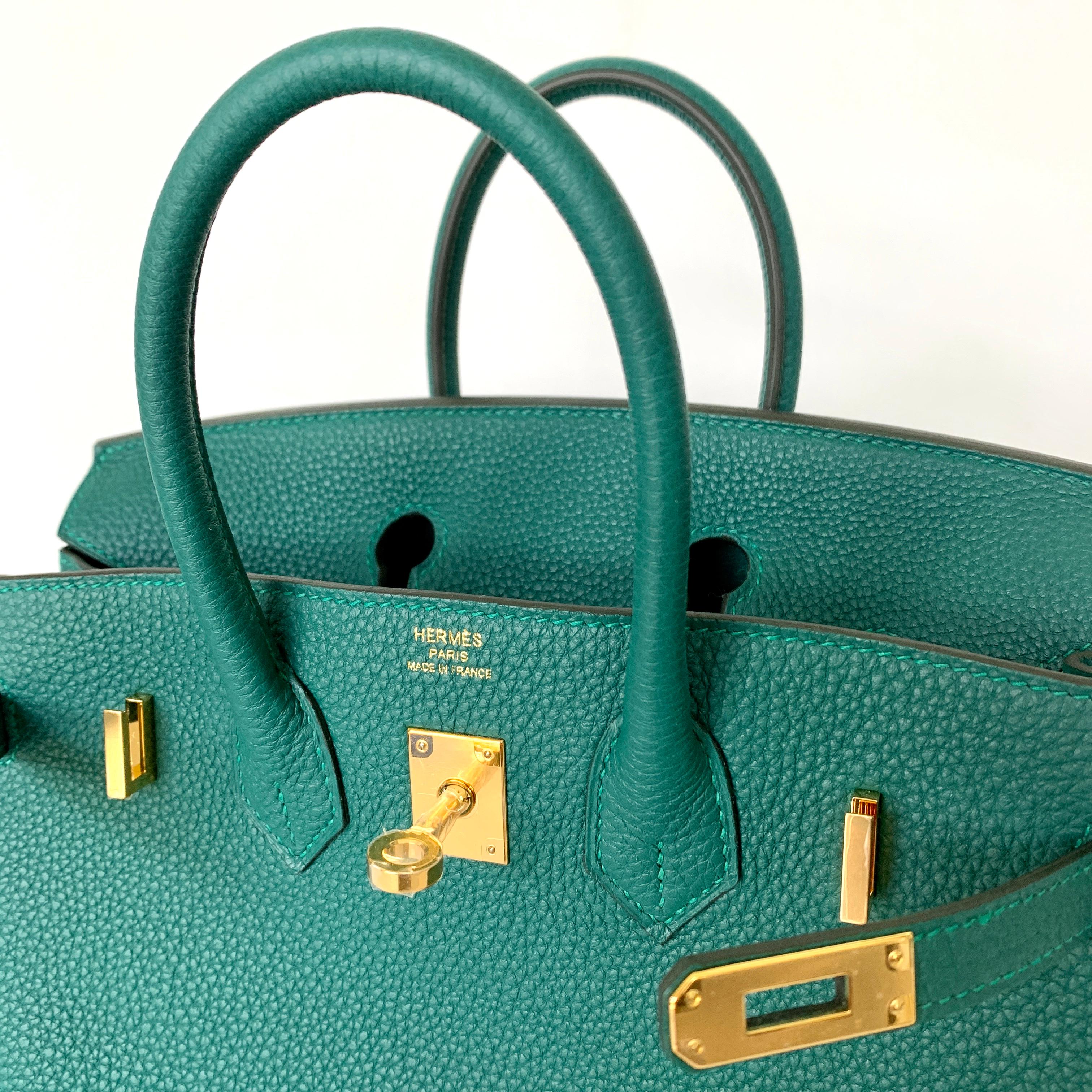 

Hermès Birkin 25 cm
Tonal Stitching
Togo Leather, the most durable leather
The interior is lined with Malachite chevre and has a zip pocket with an Hermès engraved zipper pull and a slit pocket
Plastic on the hardware
Malachite , a deep forest