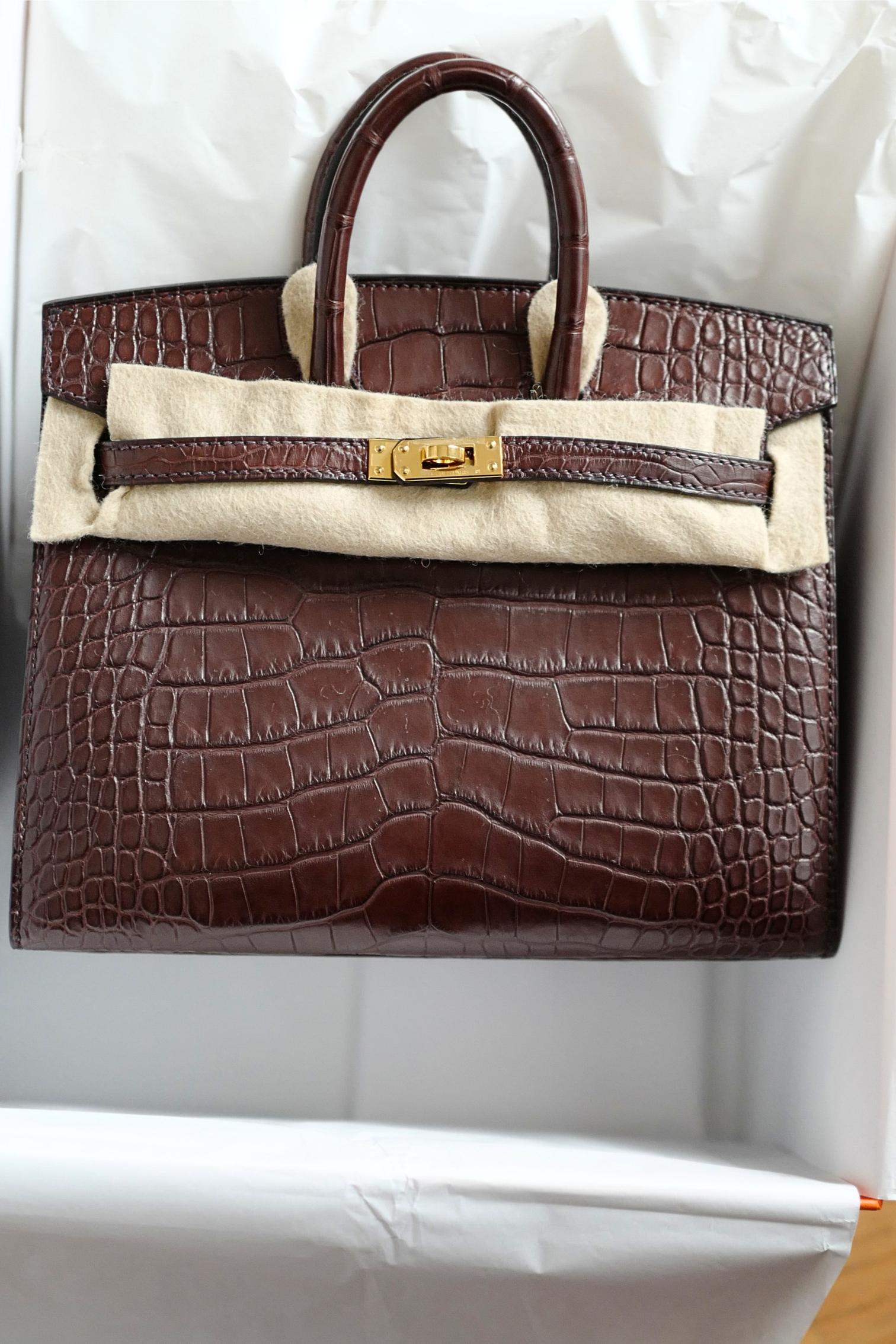 La Birkin Sellier 20 di Hermès in Alligatore Havane Opaco è un mix straordinario di raffinata artigianalità e raro lusso esotico. La sua profonda tonalità marrone avana abbinata alla finitura opaca dell'alligatore crea una texture ricca e vellutata