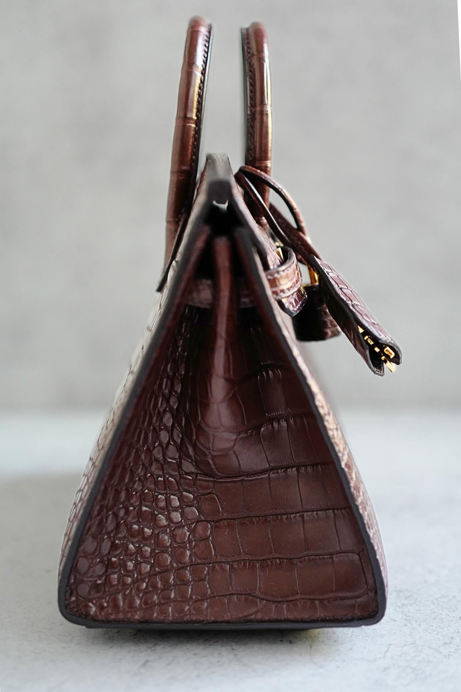 Nero HERMÈS Birkin Sellier 20 Havane Matte Alligator with Gold Hardware in vendita