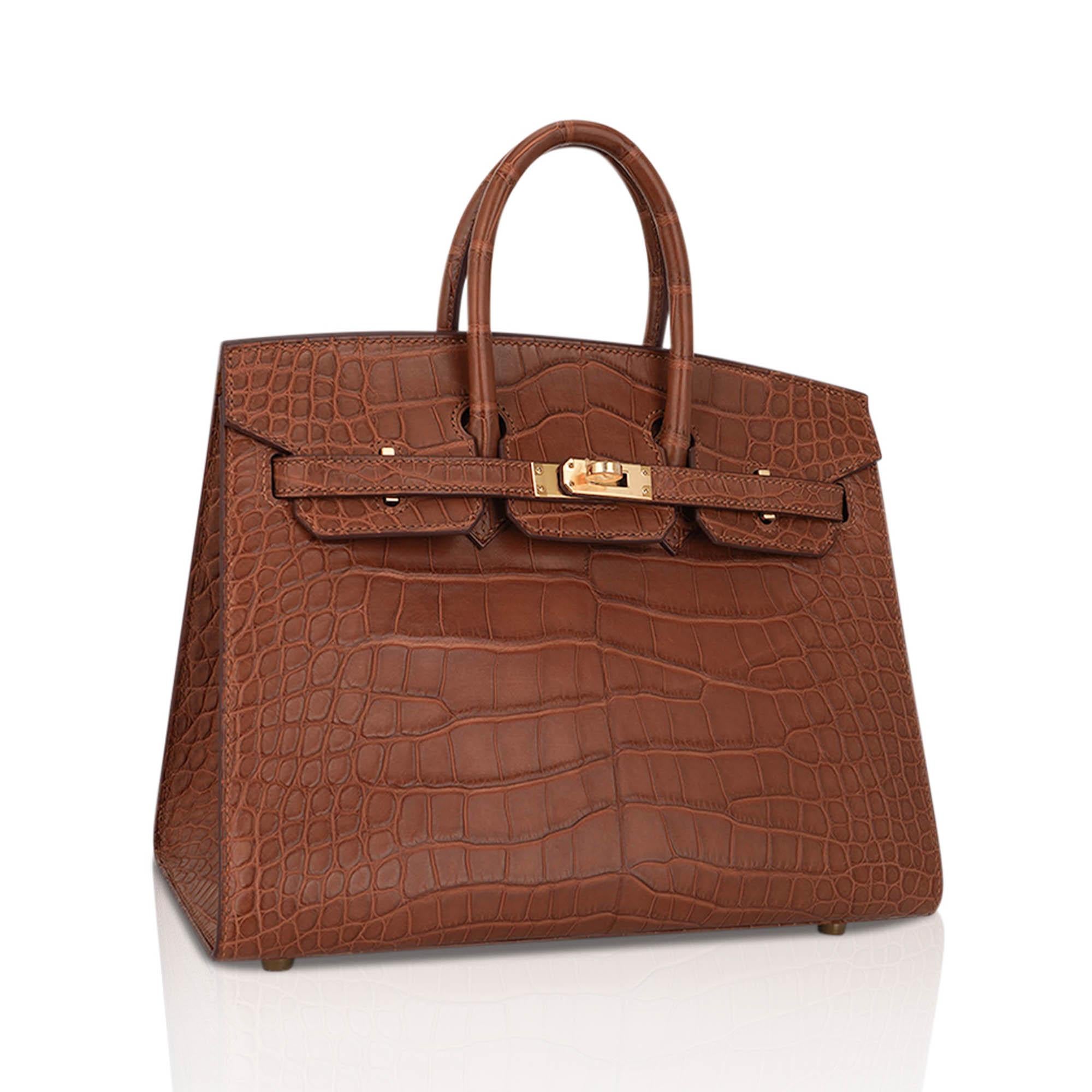 Mightychic offers an Hermes Birkin Sellier 25 bag featured in timeless Gold.
This iconic hue from the House of Hermes is totally neutral and year round perfection.
Perfectly complimented with Gold hardware.
This exquisite bag is modern and