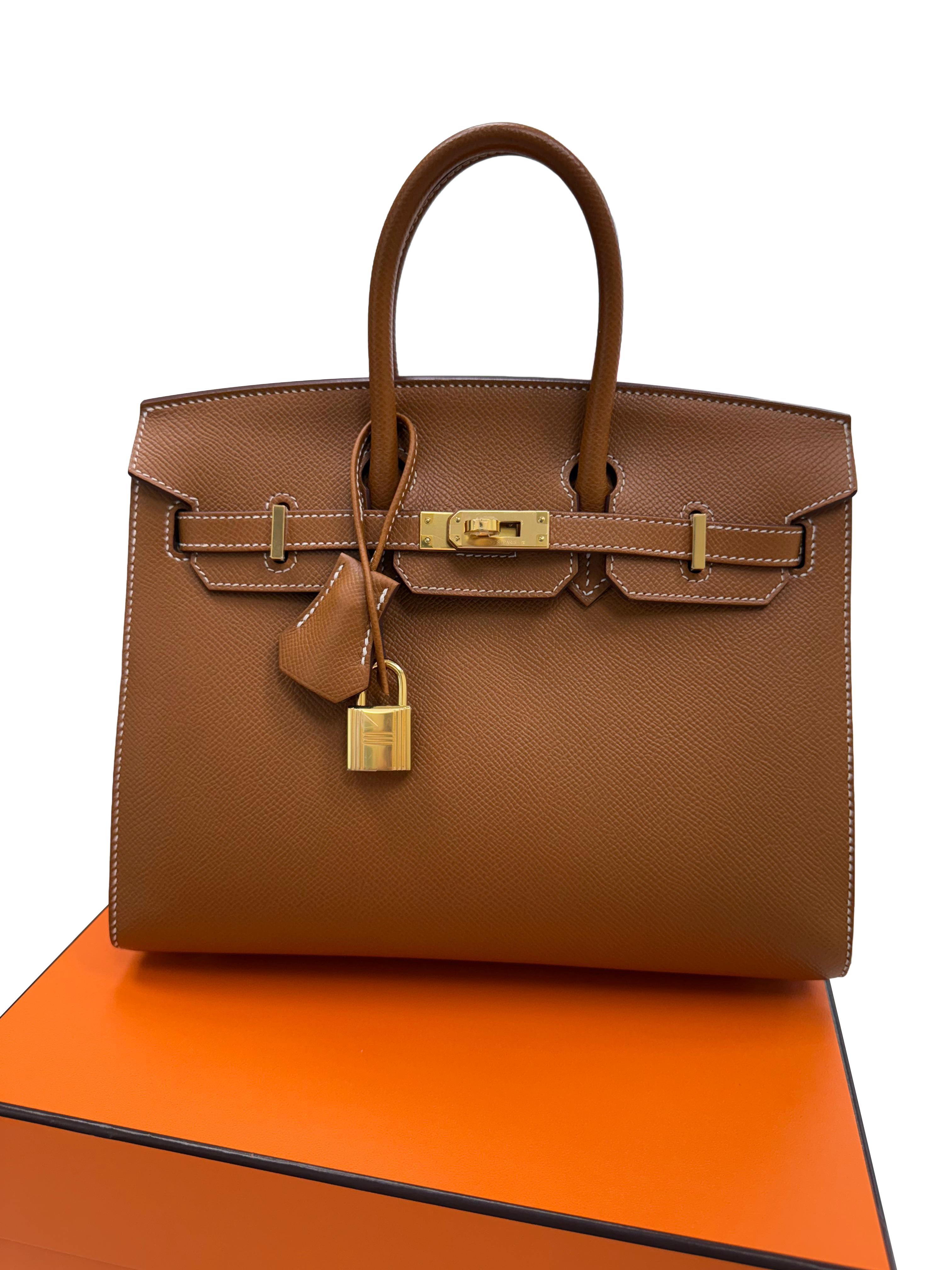 Questa è un'autentica HERMES Epsom Birkin Sellier 25 in oro. Questo modello Sellier è sapientemente realizzato in pelle di vitello Epsom di colore marrone dorato. Questa borsa presenta manici superiori in pelle laminata, una patta frontale, una