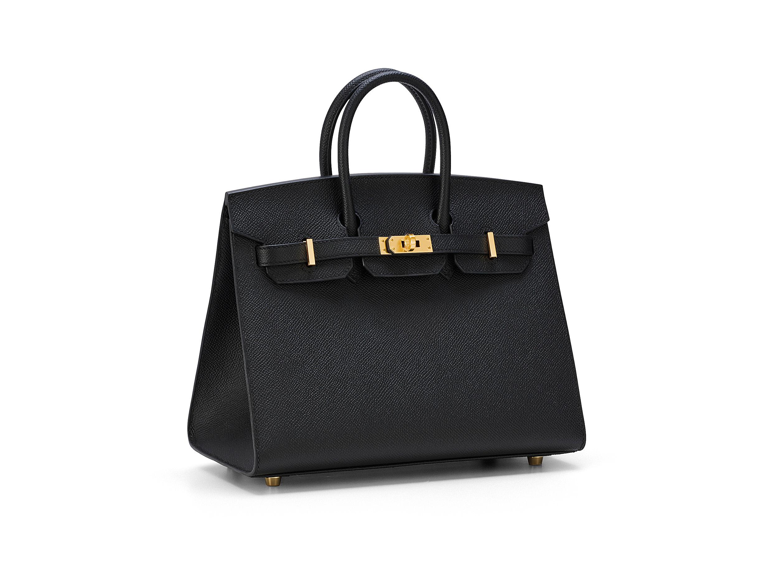 Birkin 25 d'Hermès en cuir noir et epsom, avec des accessoires dorés. Le sac n'a pas été porté et est livré dans son intégralité, avec le reçu original.

Timbre U (2022) 