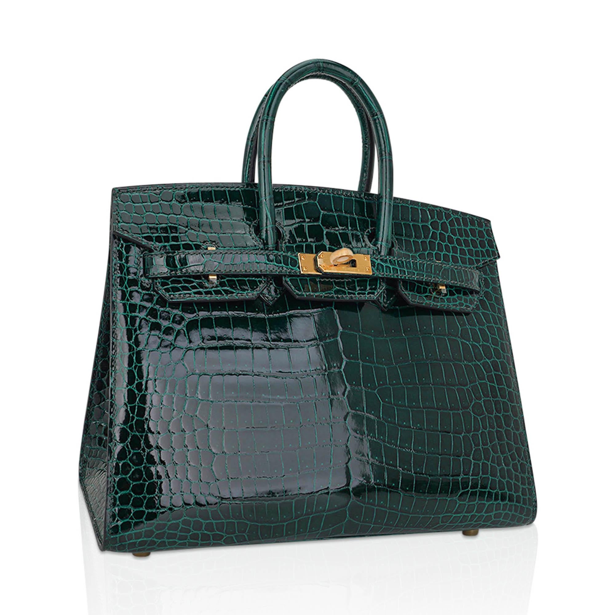 Mightychic offers an Hermes Birkin Sellier 25 bag featured in Vert Fonce Porosus Crocodile. 
Stunning with a jewel toned Emerald green.
This rich dark green is highlighted with the lighter hue between the scales with stunning effect.
Neutral and