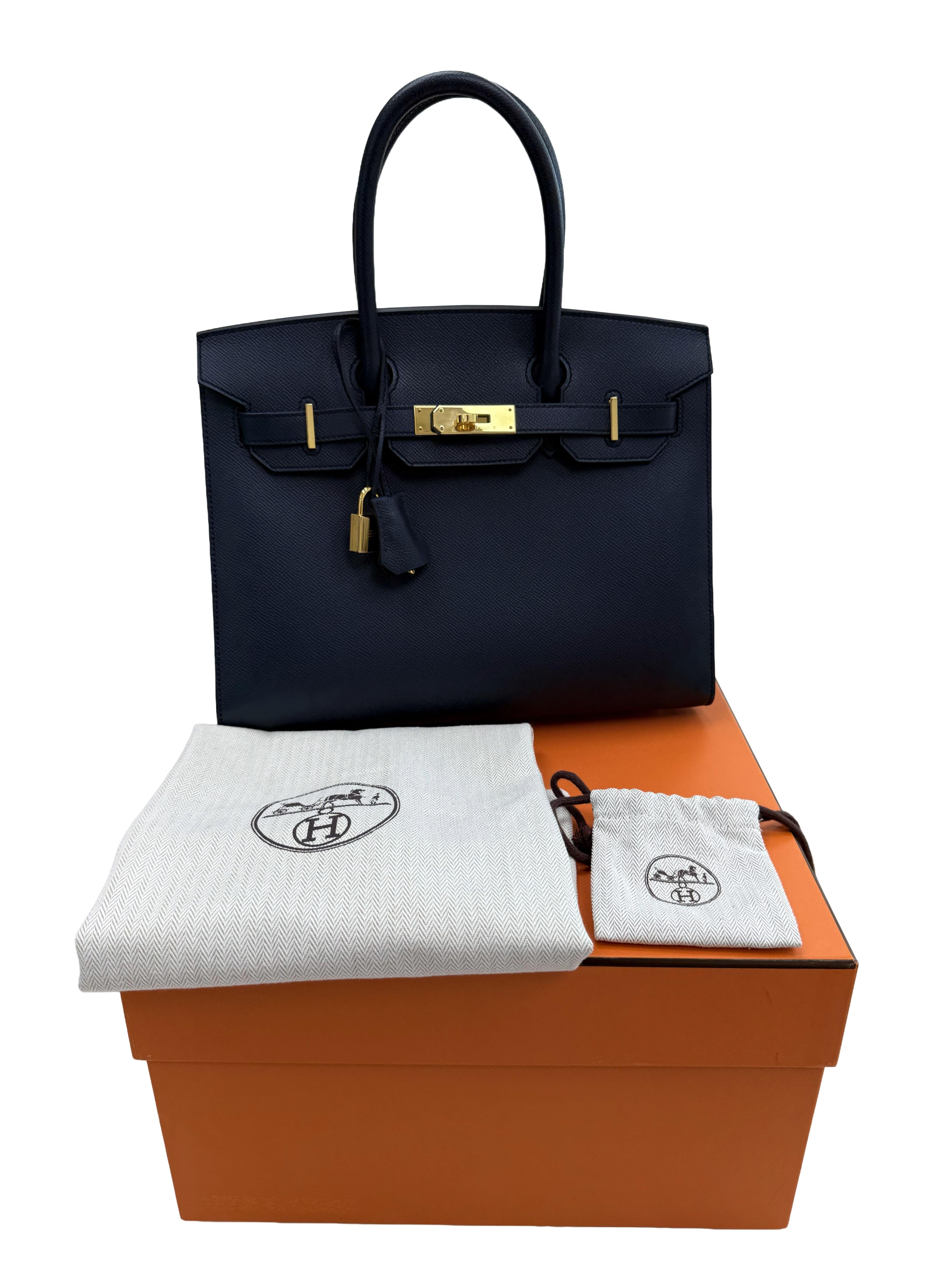 Le Birkin Sellier 30 d'Hermès, confectionné dans un luxueux cuir Eleg noir et doté d'élégantes ferrures dorées, est d'une sophistication intemporelle. Cette pièce allie l'élégance structurée au savoir-faire inégalé d'Hermès, ce qui en fait l'un des