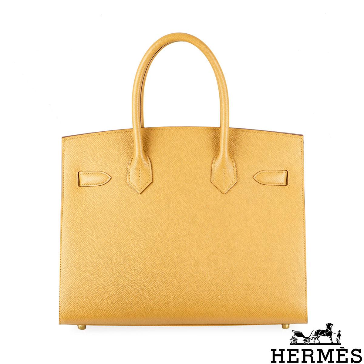 A stylish Hermès 30cm Birkin handbag. The exterior of this Birkin is in Sesame Veau Epsom leather with tonal stitching. It features gold tone hardware with two straps and front toggle closure. The interior comprises of a zip pocket with an Hermès