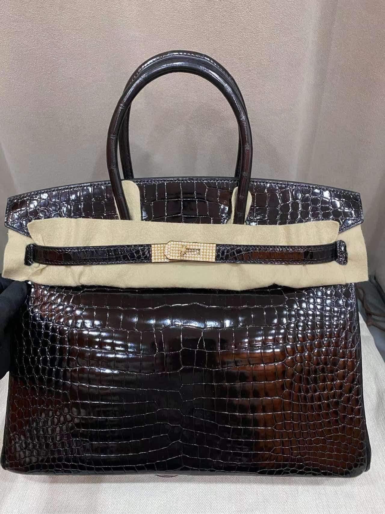 Pièce de collection absolument étonnante et rare.
Hermès Birkin 35 en crocodile Porosus noir brillant avec des accessoires en or jaune 18 carats recouverts de diamants.
Le sac est en parfait état &New. Les autocollants sont encore sur le