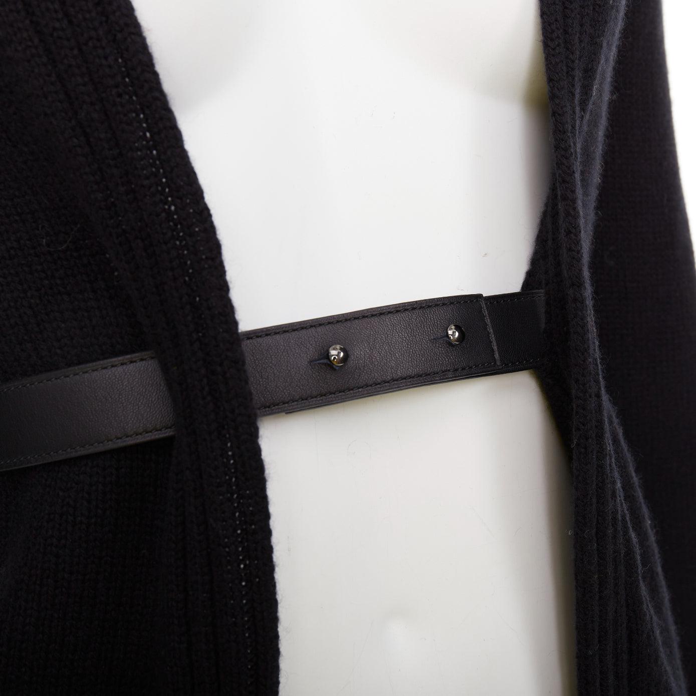 HERMES schwarz 100% Kaschmir-Lammfell-Leder Gürtelstrickjacke FR34 XS
Referenz: SNKO/A00555
Marke: Hermes
MATERIAL: Kaschmir, Leder
Farbe: Schwarz
Muster: Solide
Verschluss: Gürtel
Hergestellt in: Schottland

ZUSTAND:
Zustand: Ausgezeichnet, dieser