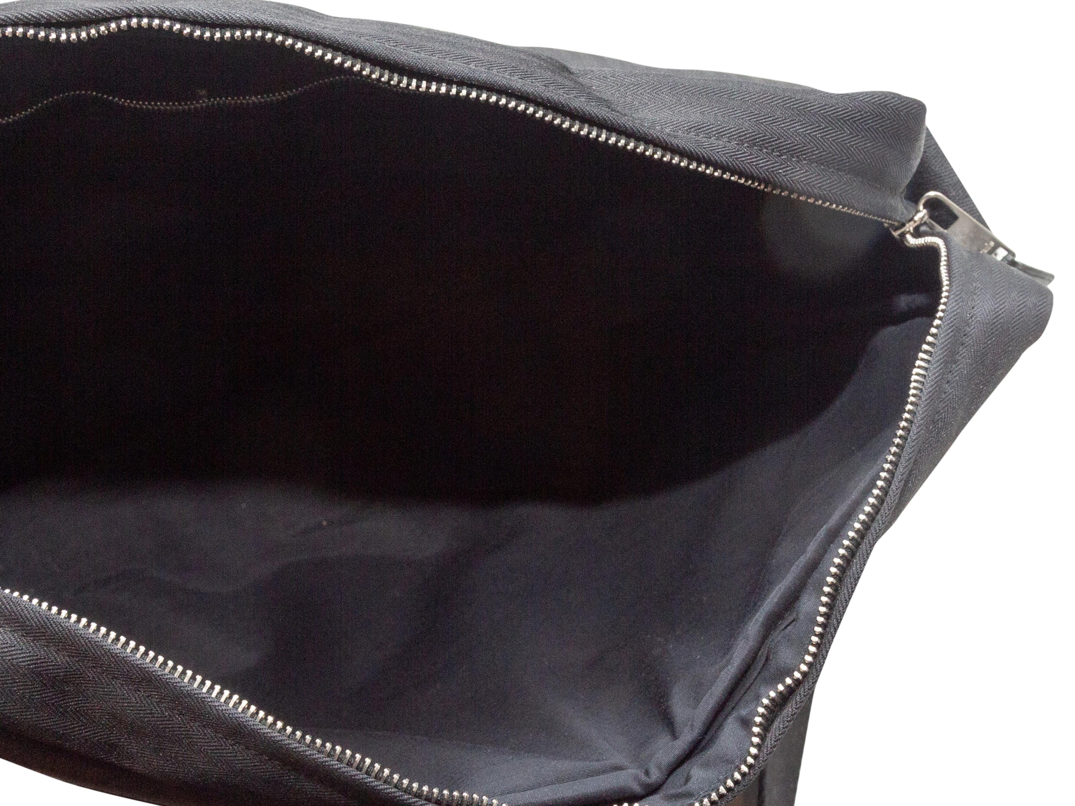 Details zum Produkt: Schwarze Hermes Acapulo Nylon Umhängetasche. Die Acapulo Bag hat einen Nylonkörper, silberfarbene Beschläge, Lederbesätze, einen flachen, verstellbaren Schulterriemen und einen Reißverschluss an der Oberseite. 15
