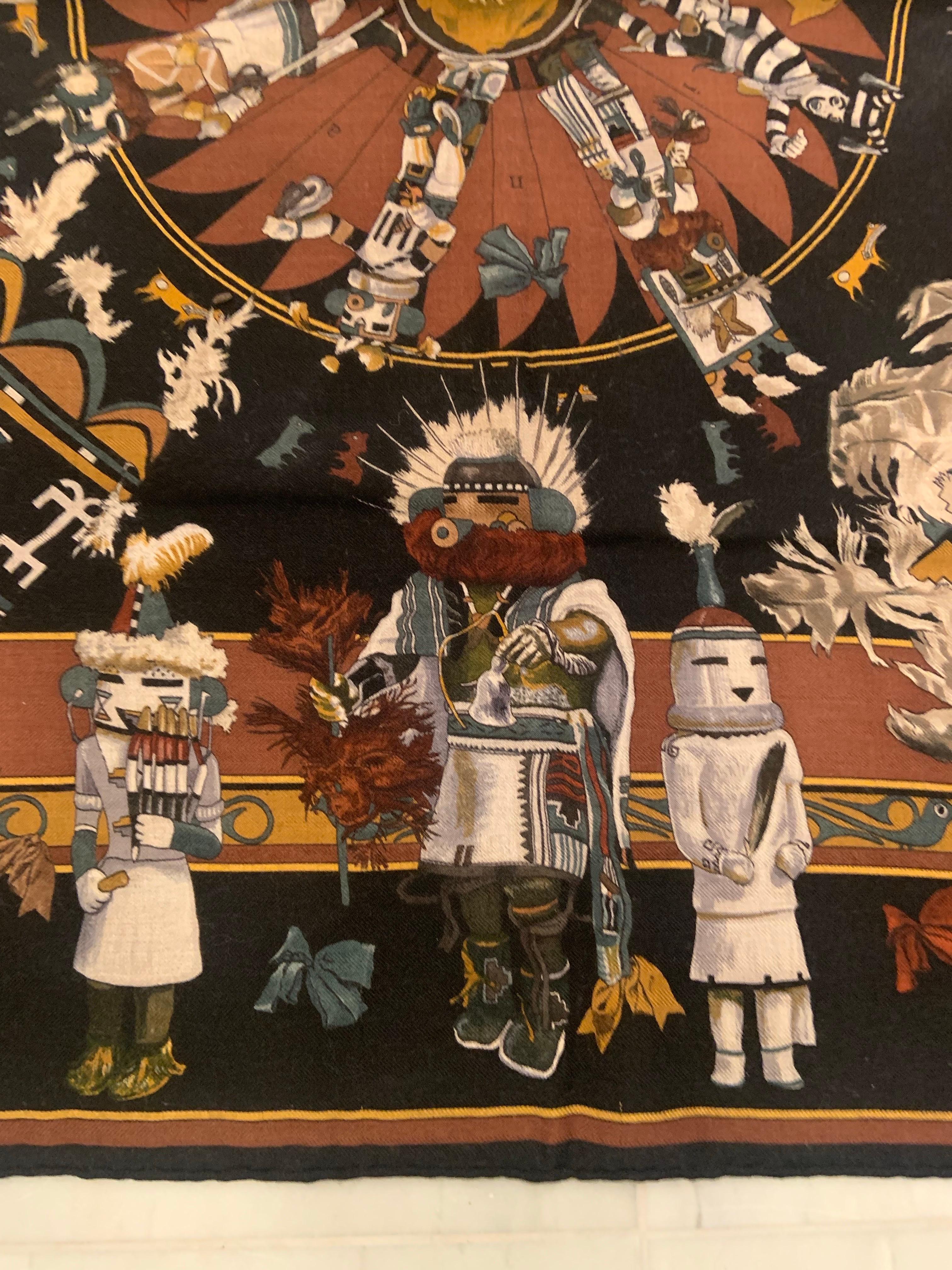 Marron Echarpe Hermès en cachemire noir et Brown motif Kachinas avec boîte Hermès d'origine en vente
