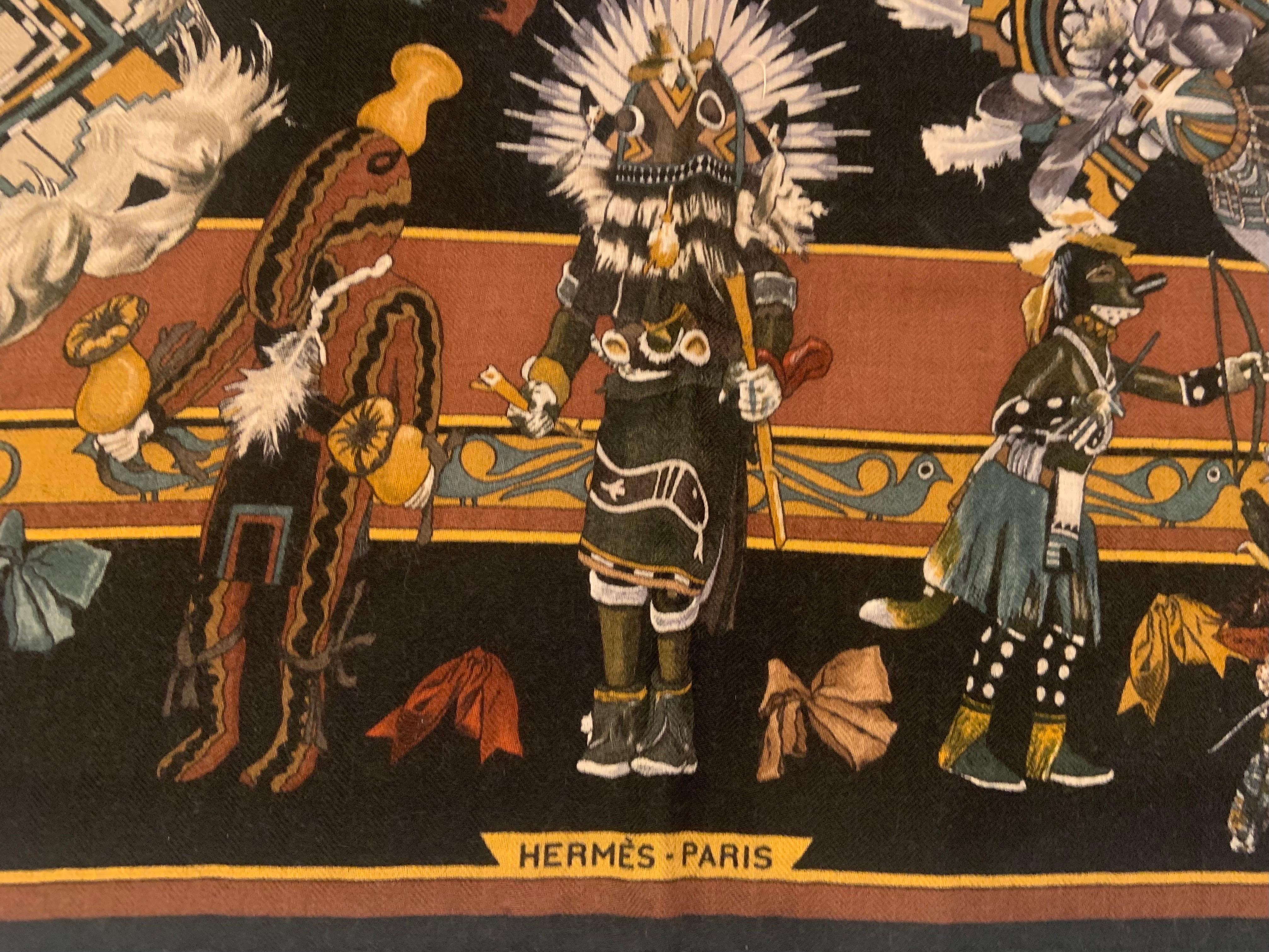 Echarpe Hermès en cachemire noir et Brown motif Kachinas avec boîte Hermès d'origine Pour femmes en vente