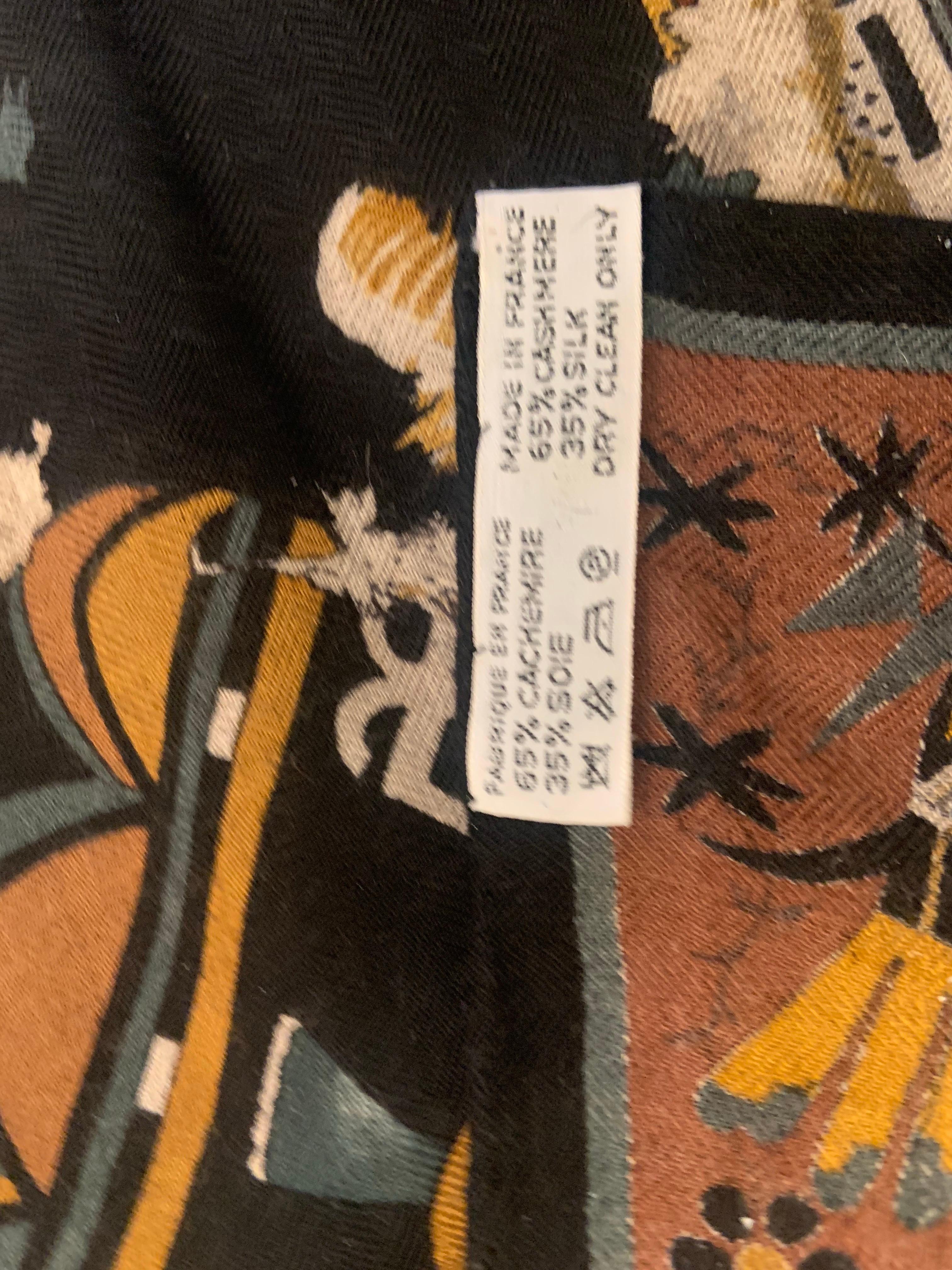 Echarpe Hermès en cachemire noir et Brown motif Kachinas avec boîte Hermès d'origine en vente 1