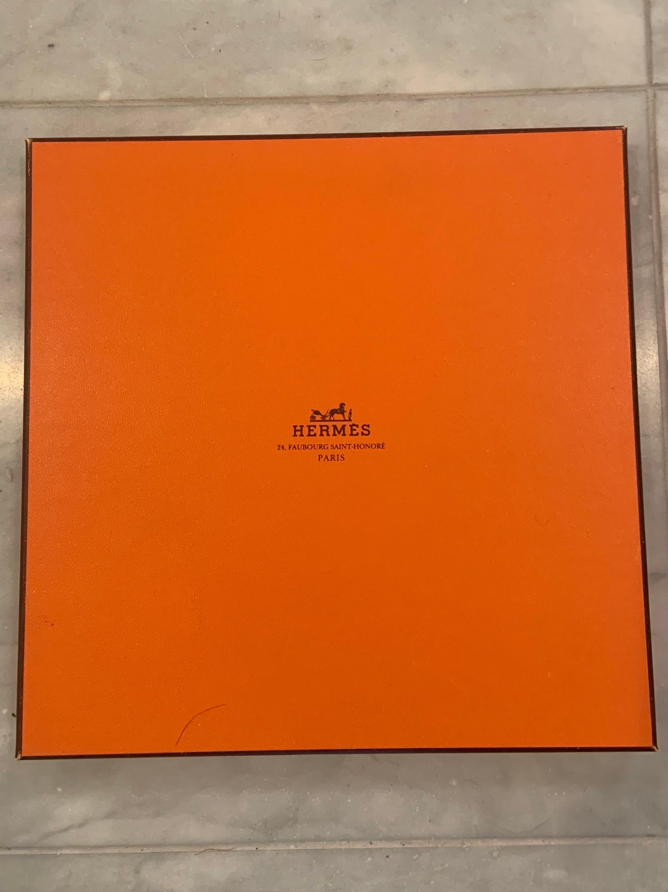 Echarpe Hermès en cachemire noir et Brown motif Kachinas avec boîte Hermès d'origine en vente 2